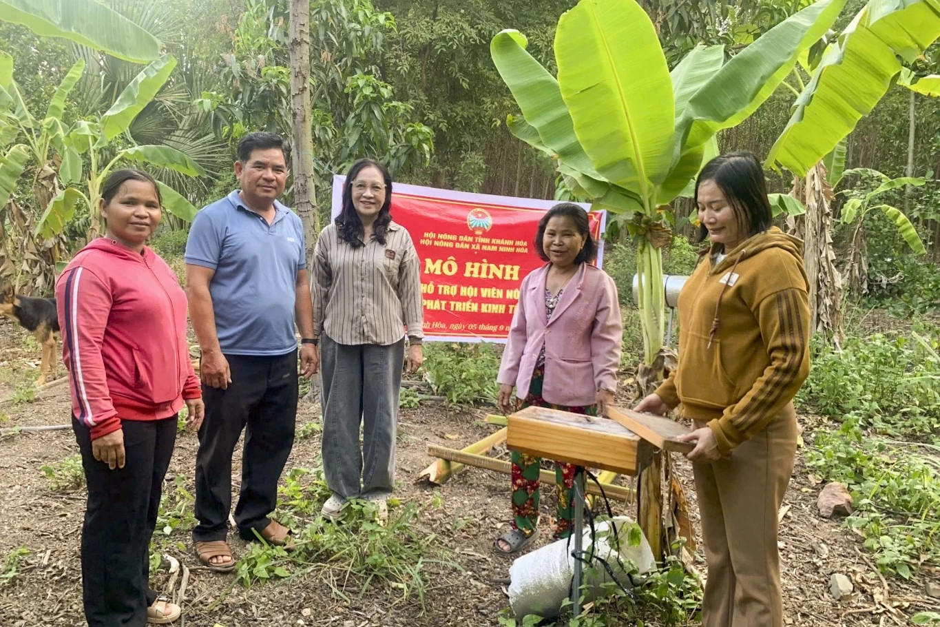 Hội Nông dân xã Nam Ninh Hòa phối hợp với Sản Việt Farm trao tặng mô hình nuôi ong dú lấy mật cho hộ đồng bào dân tộc thiểu số.