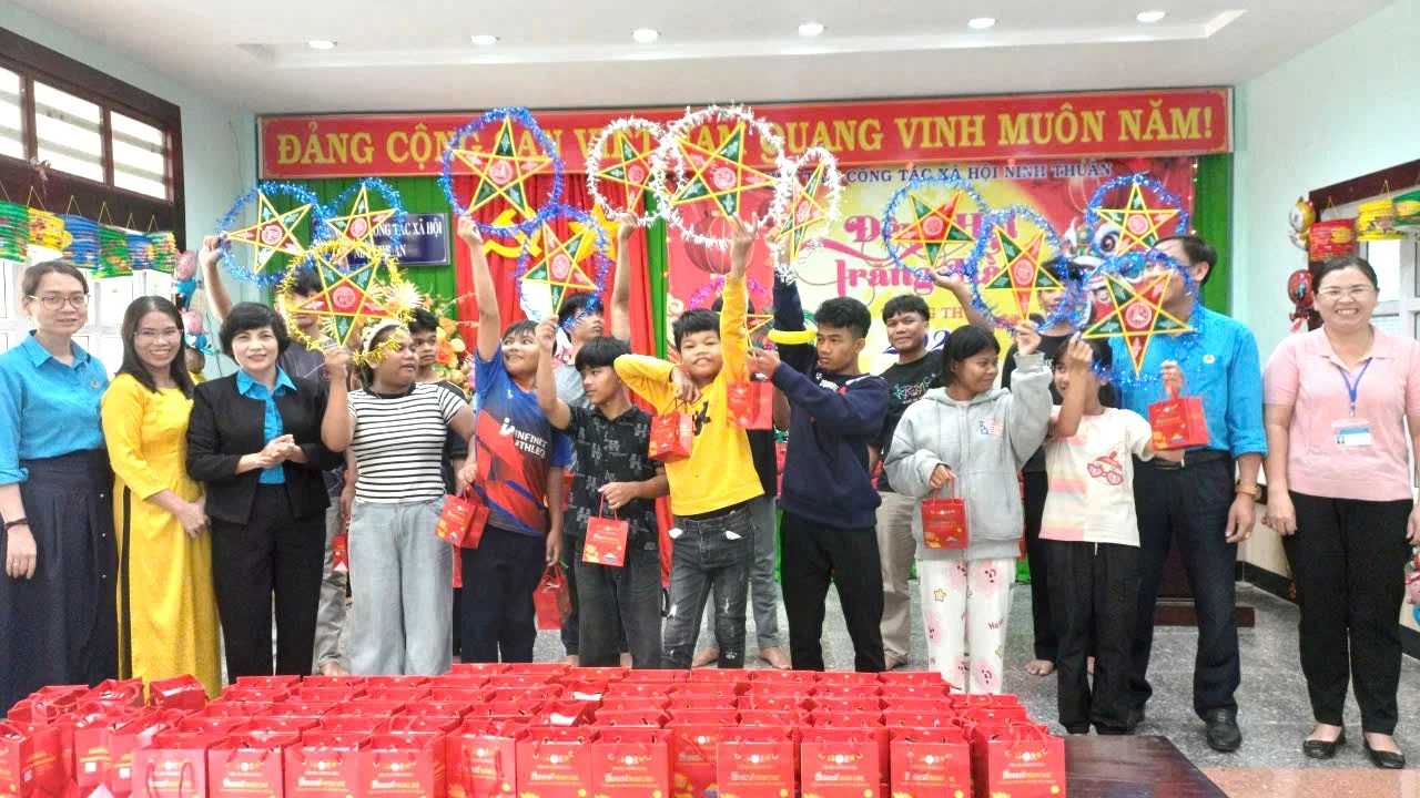 Lãnh đạo Liên đoàn Lao động tỉnh trao quà cho trẻ em có hoàn cảnh đặc biệt tại Trung tâm Công tác xã hội Ninh Thuận.
