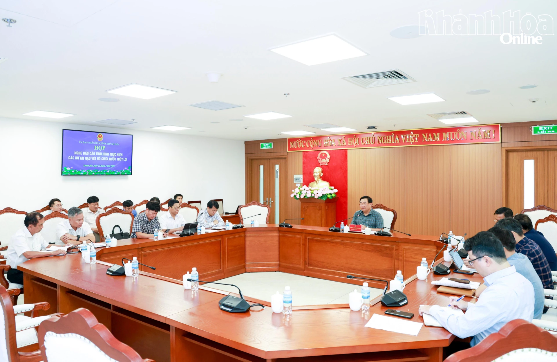 Đồng chí Trịnh Minh Hoàng chủ trì cuộc họp.
