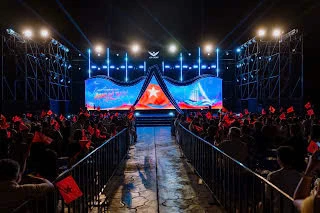 Một biển cờ rực đỏ cùng tiếng hát của hàng nghìn khán giả mở đầu concert thổi bùng tinh thần yêu nước và niềm tự hào dân tộc