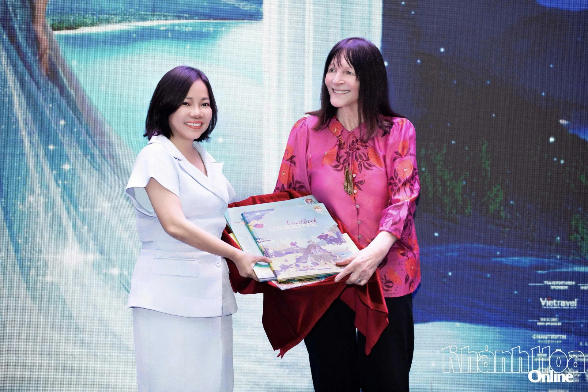 Julia Morley presents books to leader of Khanh Hoa Provincial Department of Culture, Sports and Tourism

