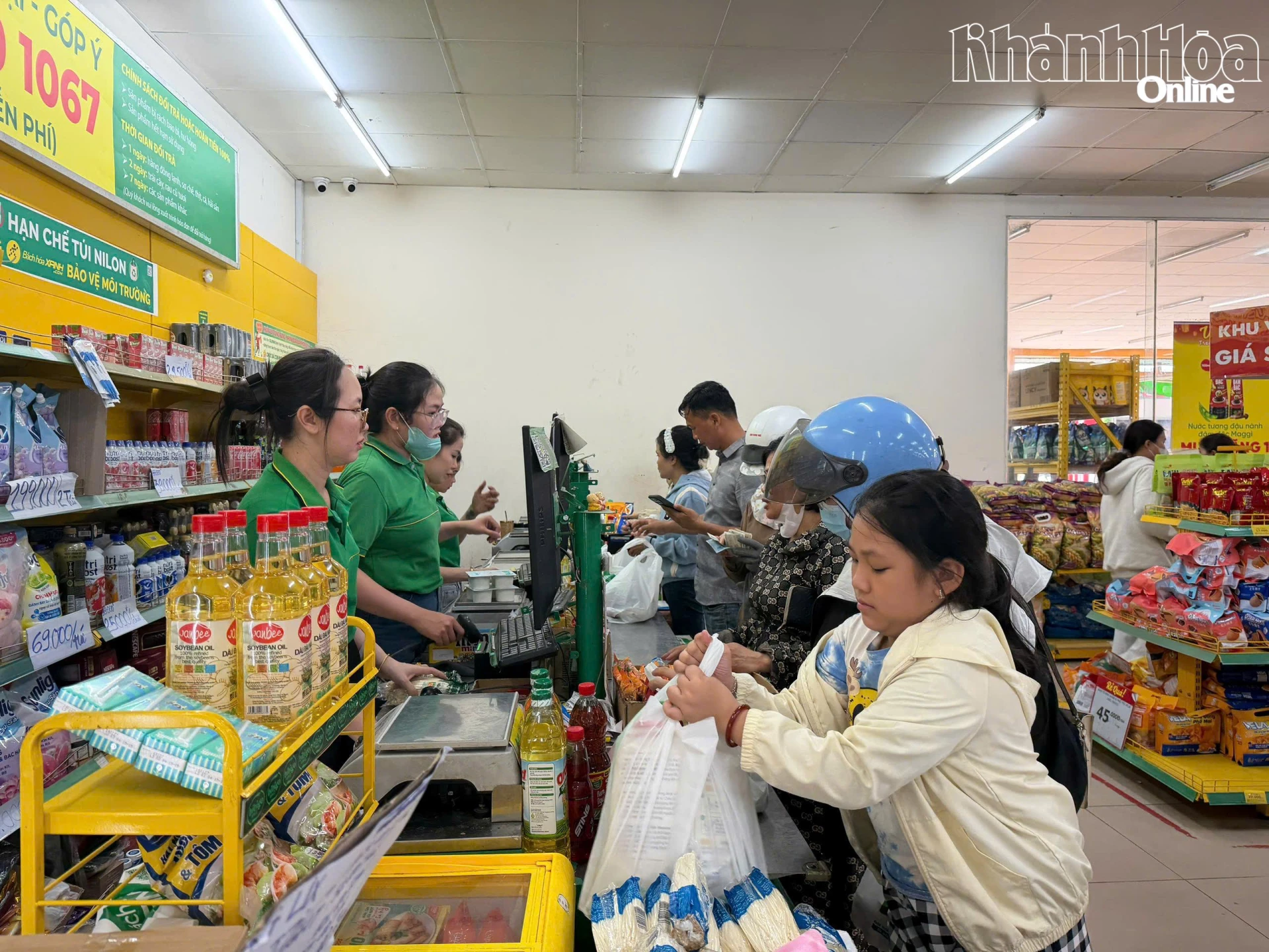Dịp lễ các cửa hàng tiện lợi, siêu thị mini cũng thu hút lượng khách hàng mua sắm đông hơn.