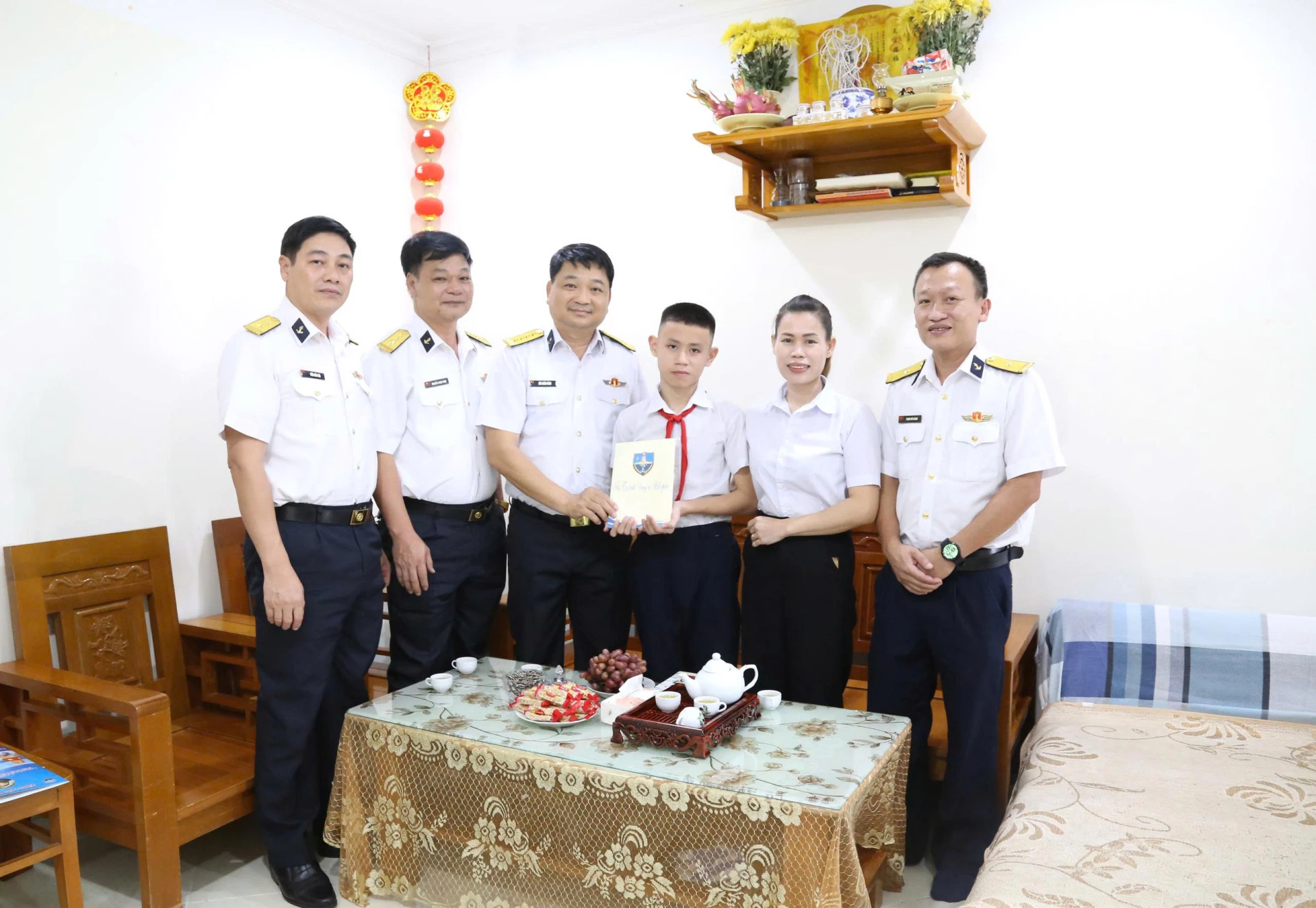 Đoàn công tác tặng quà cho cháu Ngô Gia Bảo. 