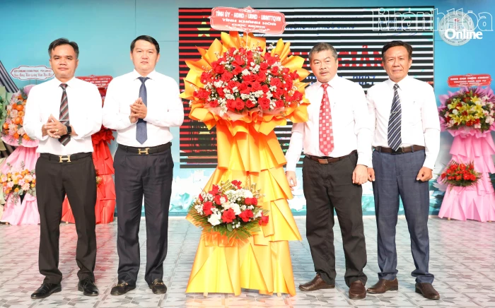 Trưởng Ban Tổ chức Tỉnh ủy Lương Đức Hải dự lễ khai giảng năm học mới tại Trường THPT Ngô Gia Tự