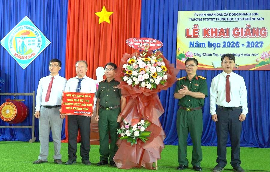 Cụm kết nghĩa số 2 trao bảng tượng trưng hỗ trợ 250 ghế cho nhà trường.