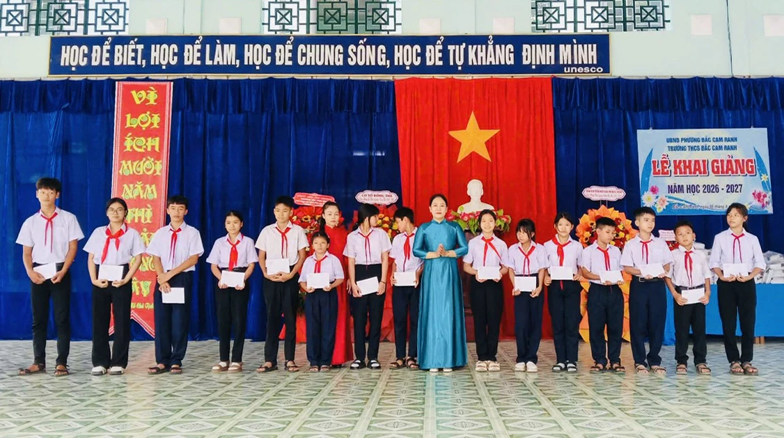 Lãnh đạo Hội Liên hiệp Phụ nữ phường trao học bổng cho các em học sinh.