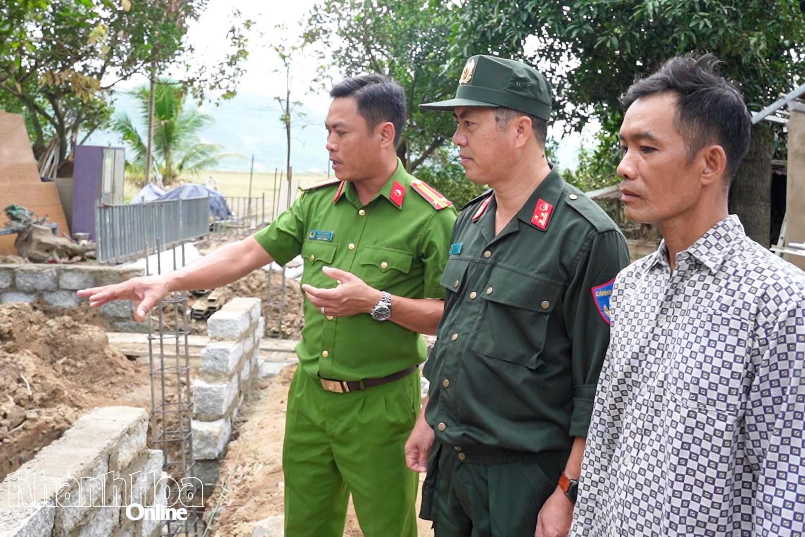 Hằng ngày, cán bộ, chiến sĩ Công an Khánh Hòa luôn có mặt tại công trường xây dựng nhà cho anh Nguyễn Tấn Lanh.