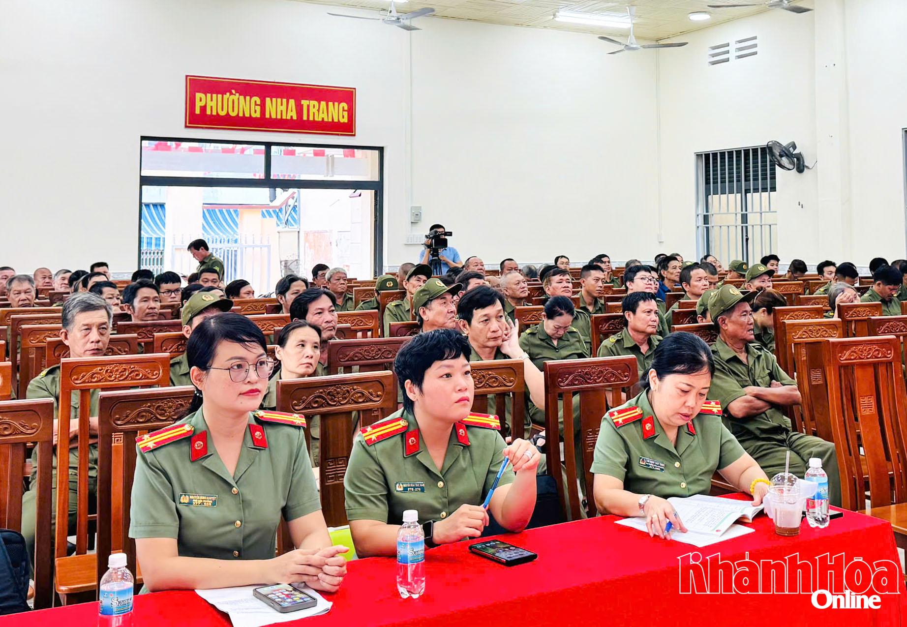 Các đại biểu tham dự hội nghị.