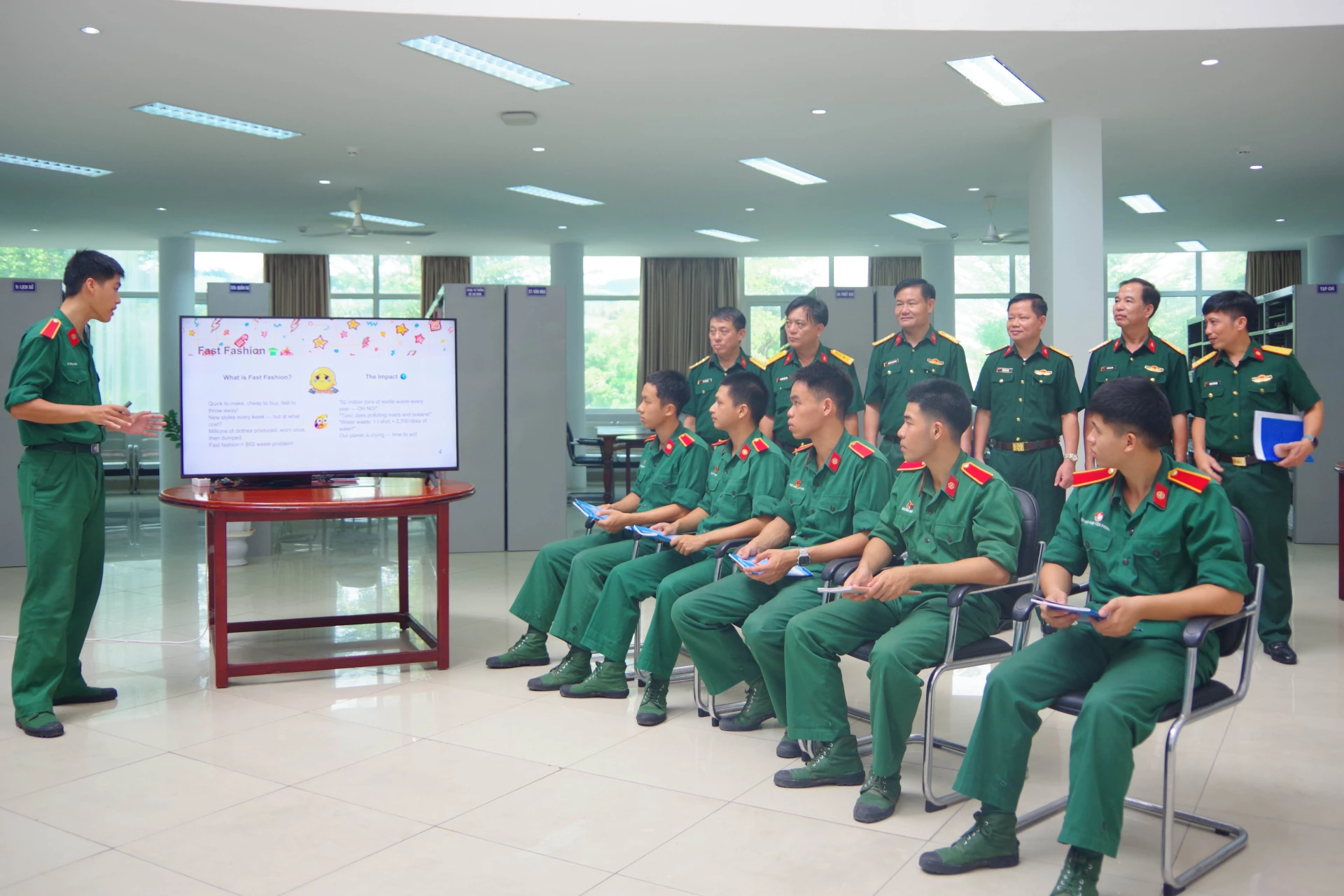 Đoàn tham quan tại Trung tâm Học liệu - Thư viện.