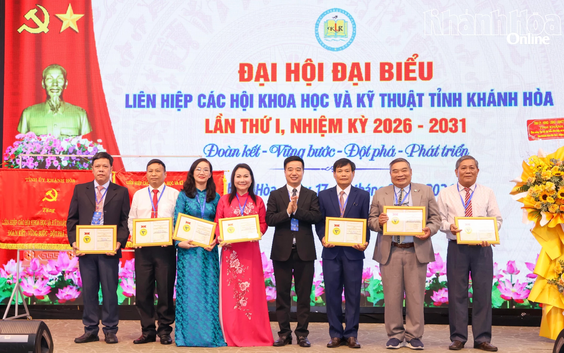 Đồng chí Nguyễn Quyết Chiến trao kỷ niệm chương cho các cá nhân.