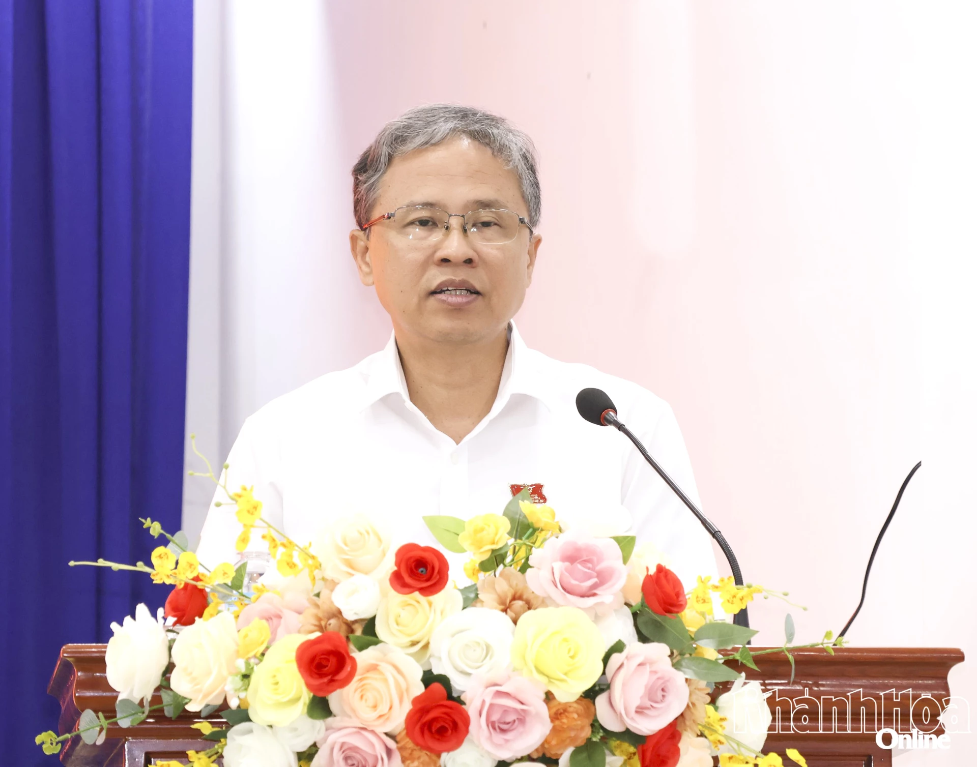 Phó Chủ tịch UBND tỉnh Trần Hòa Nam phát biểu tại buổi tiếp xúc cử tri xã Suối Hiệp.