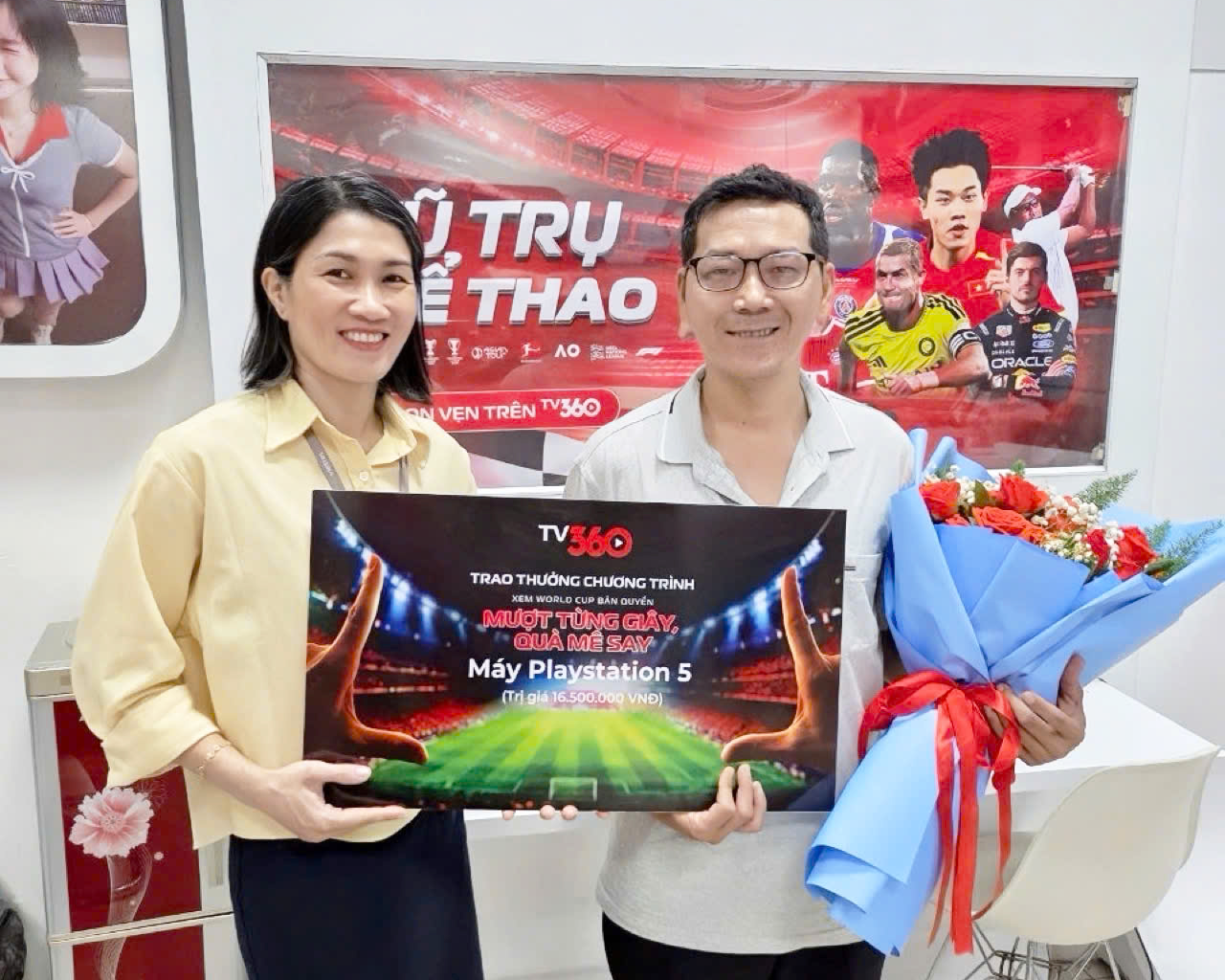 Đại diện Viettel Khánh Hoà trao thưởng cho khách hàng trúng giải trong chương trình “Xem World Cup trên TV360 - Mượt từng giây, Quà mê say”.