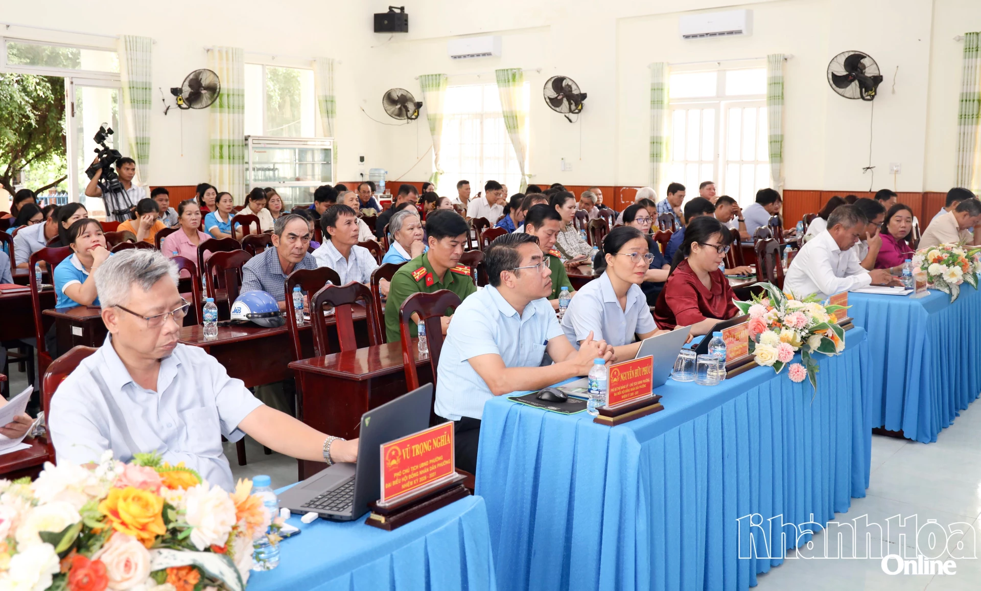 Các đại biểu và cử tri tại buổi tiếp xúc.