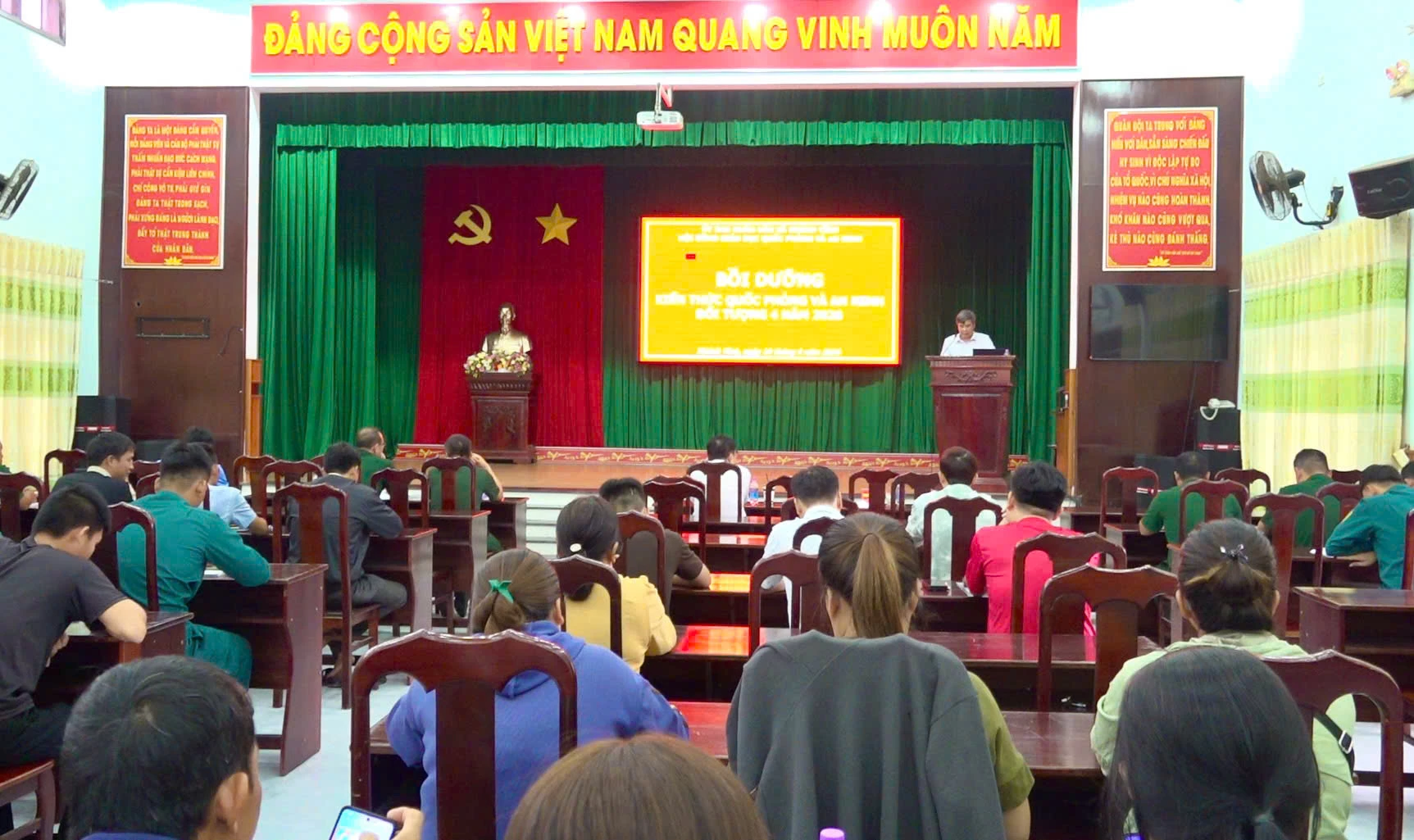 Quang cảnh lớp bồi dưỡng. Ảnh: PHÙNG QUỲNH.