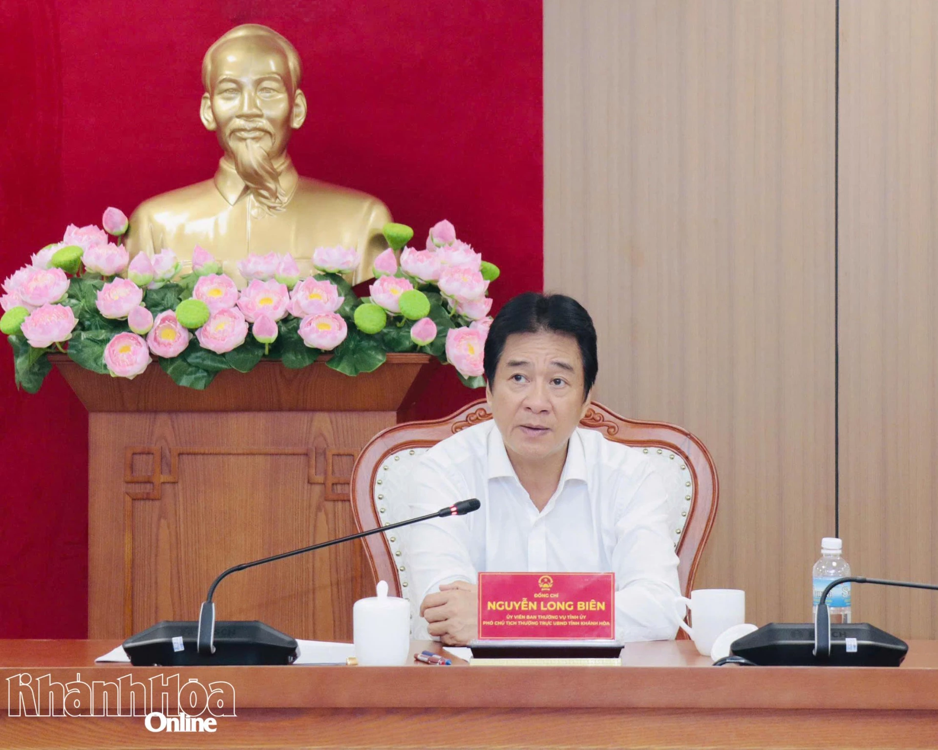 Phó Chủ tịch Thường trực UBND tỉnh Nguyễn Long Biên chủ trì cuộc họp.