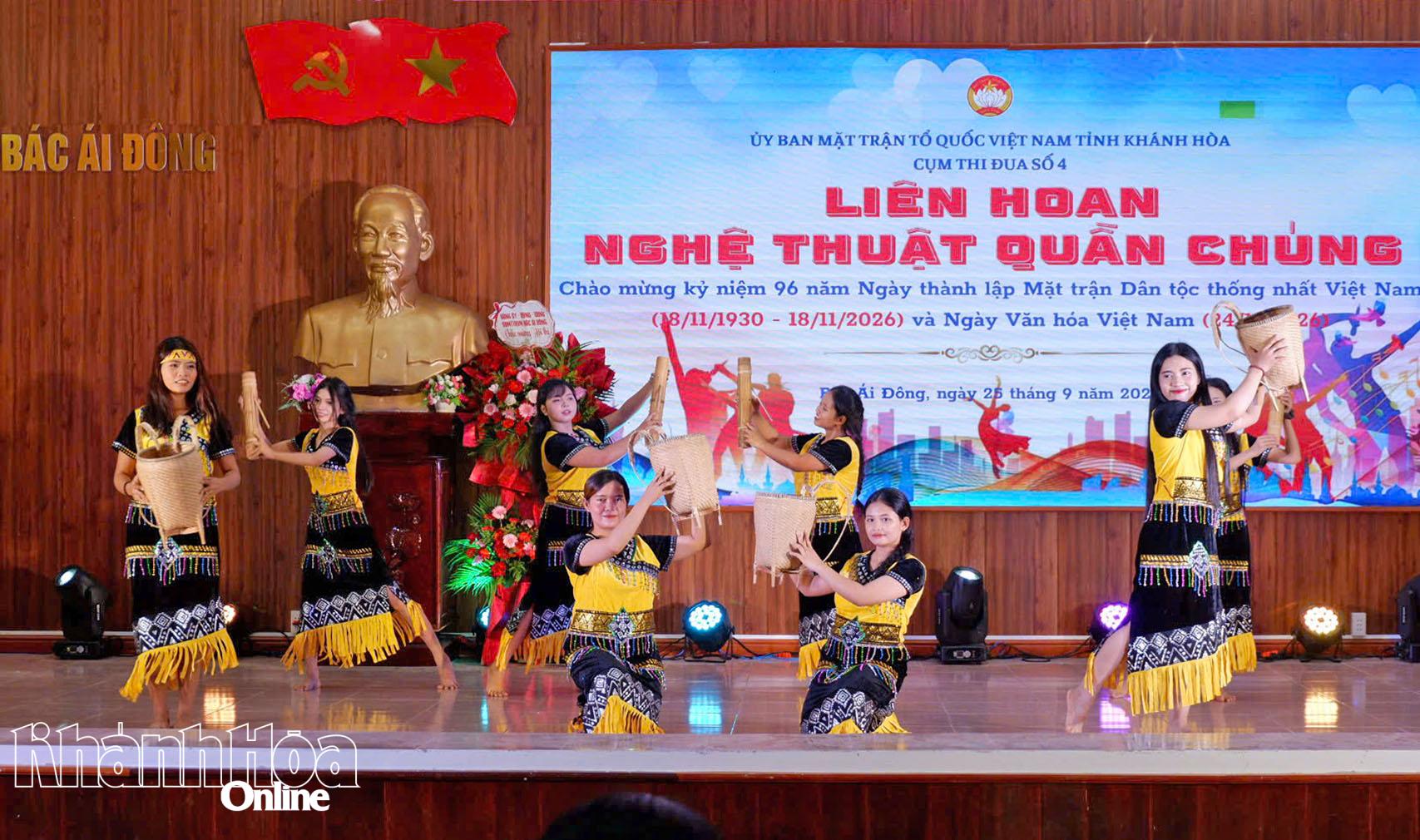 Một tiết mục văn nghệ tại liên hoan.