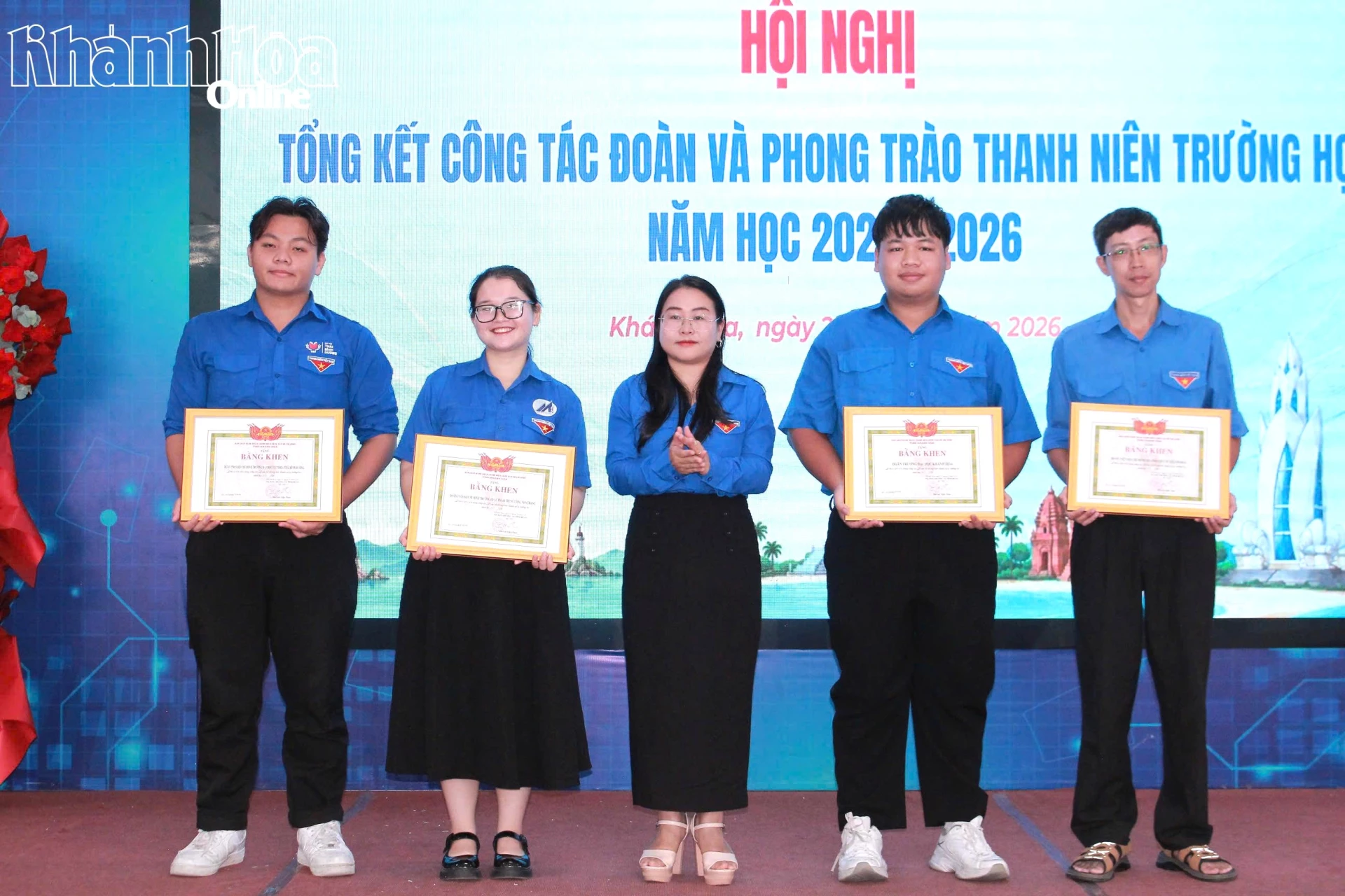 Lãnh đạo Tỉnh đoàn trao giấy khen cho các tập thể có thành tích xuất sắc.
