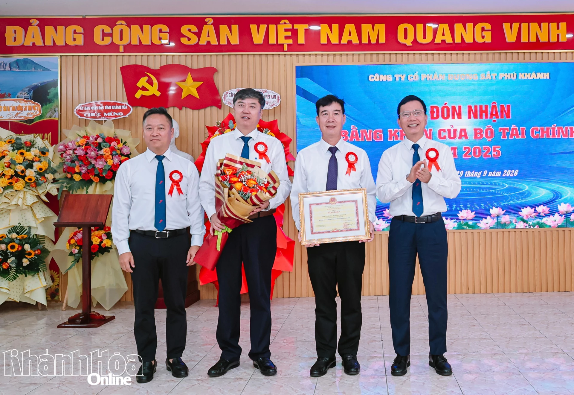 Ông Nguyễn Tất Thương tặng bằng khen của Bộ Tài chính cho tập thể Công ty Cổ phần Đường sắt Phú Khánh.