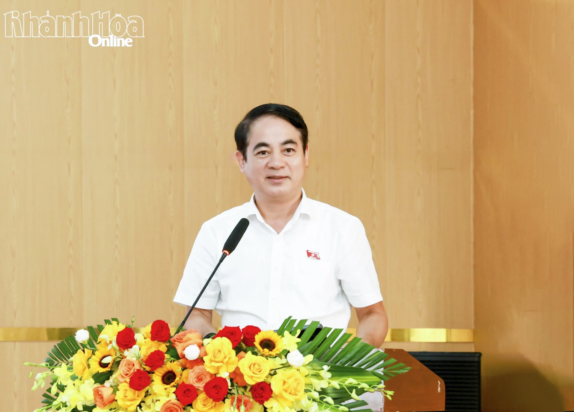 Đồng chí Nghiêm Xuân Thành phát biểu tại buổi tiếp xúc cử tri.