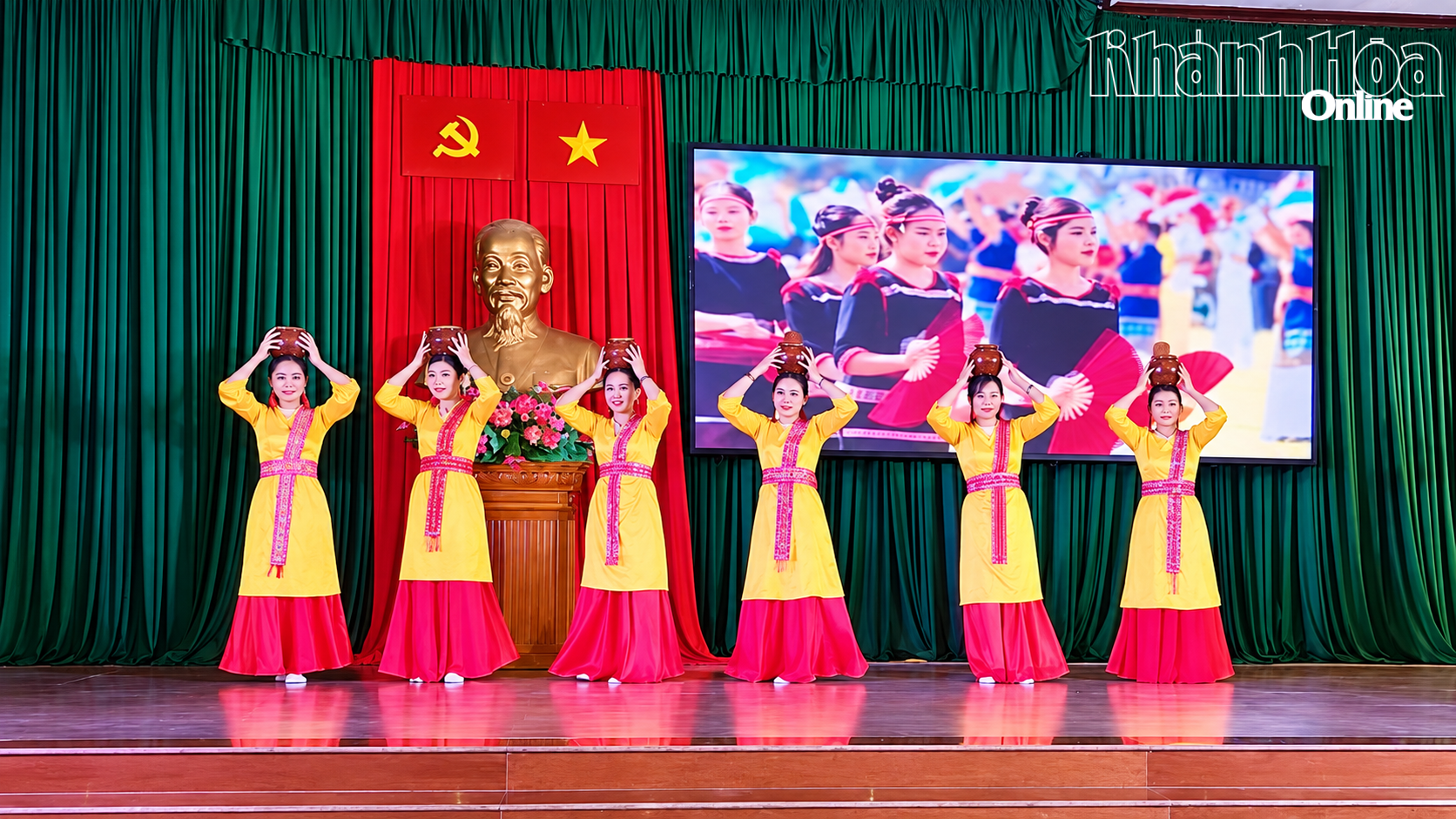 Tiết mục múa : Đội nước