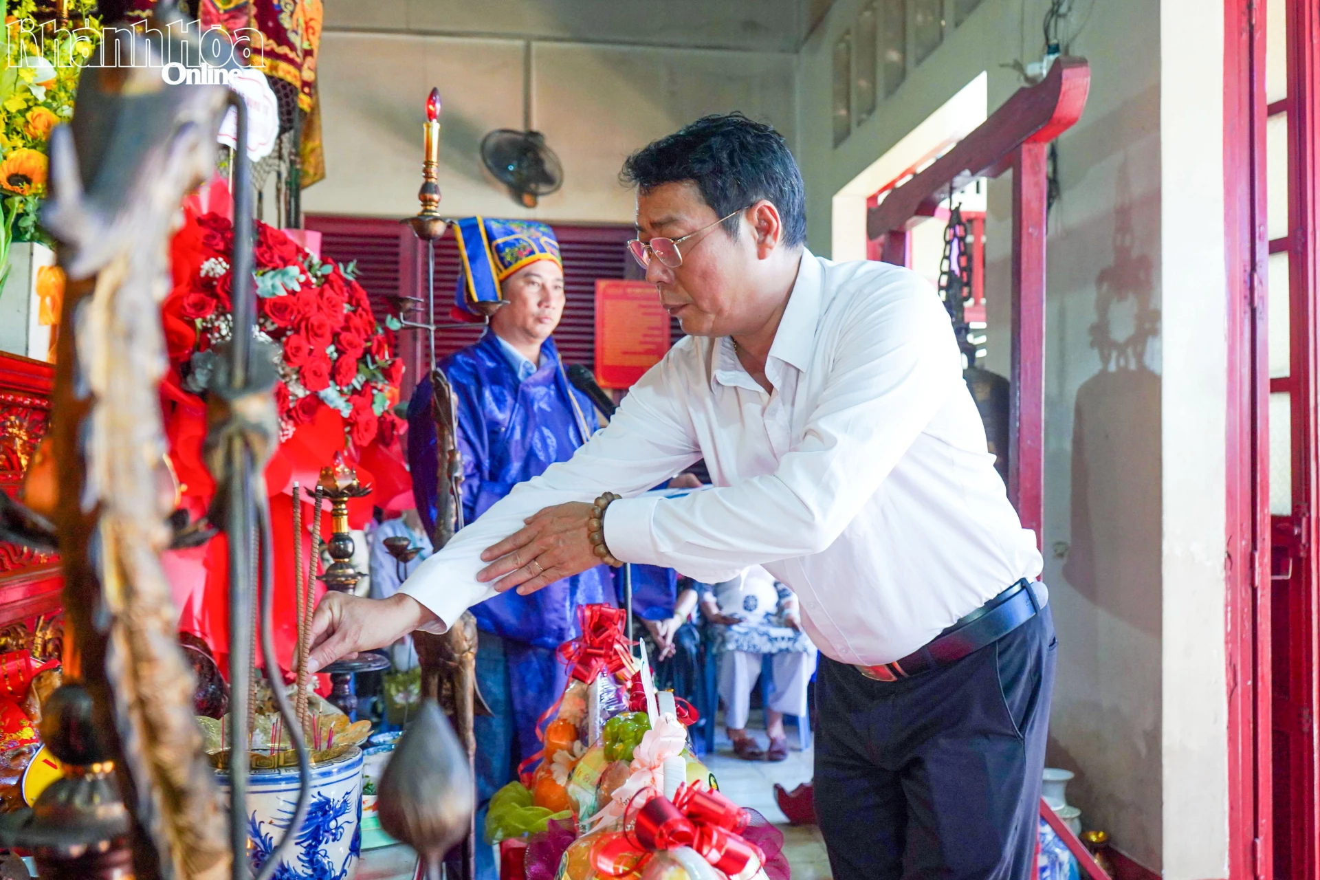 Lãnh đạo Sở Văn hóa, Thể thao và Du lịch dâng hương tưởng niệm Đức Hưng Đạo Đại Vương.
