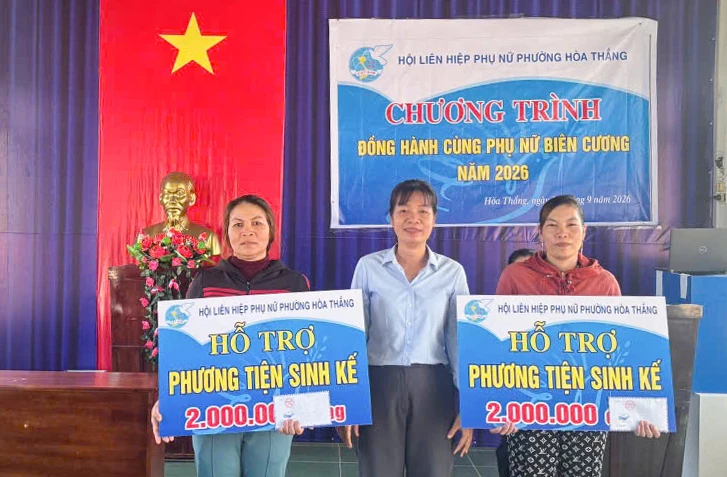 Trao phương tiện sinh kế cho hội viên có hoàn cảnh khó khăn.