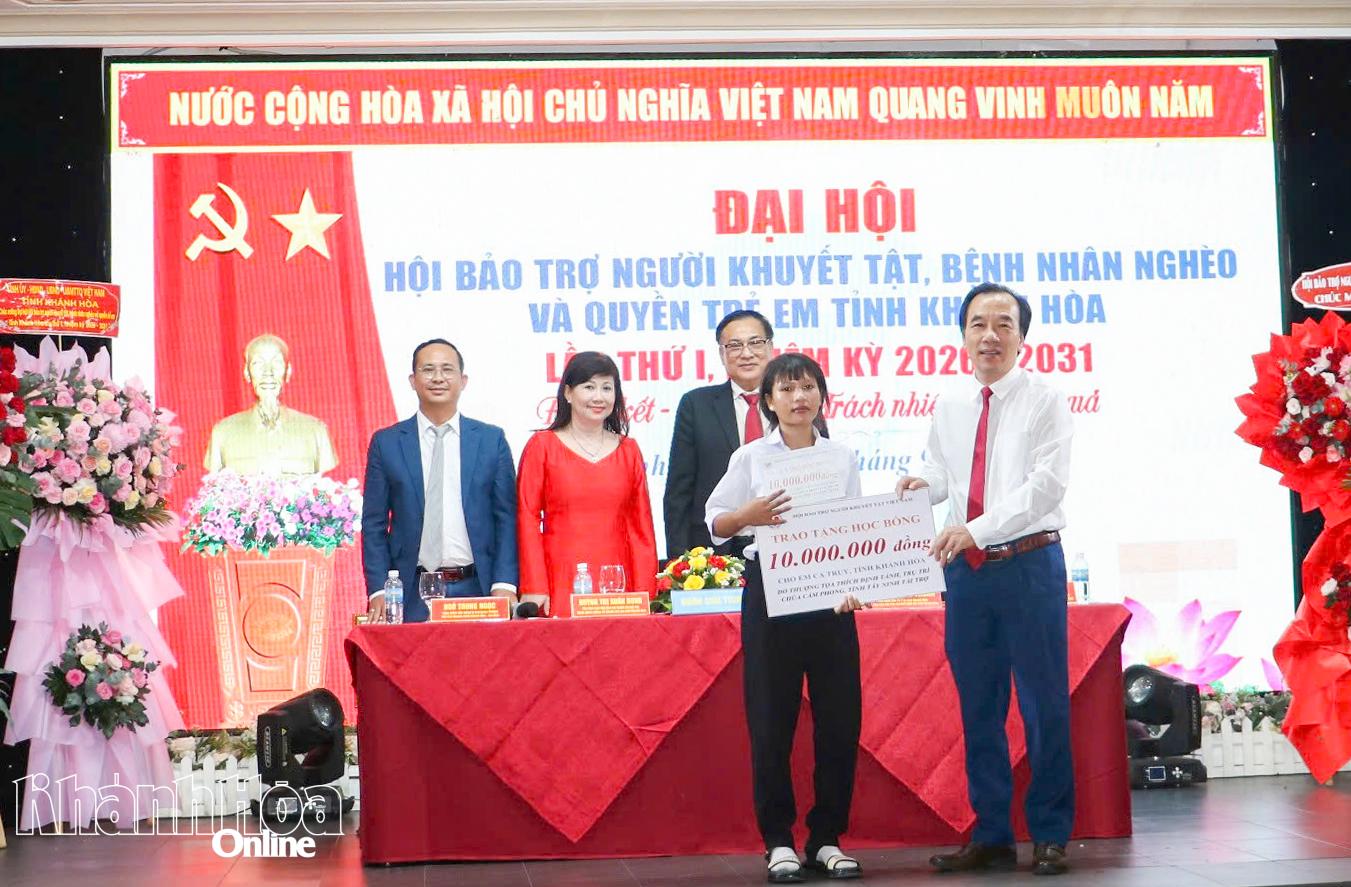 Lãnh đạo Hội Bảo trợ người khuyết tật Việt Nam trao học bổng cho học sinh.