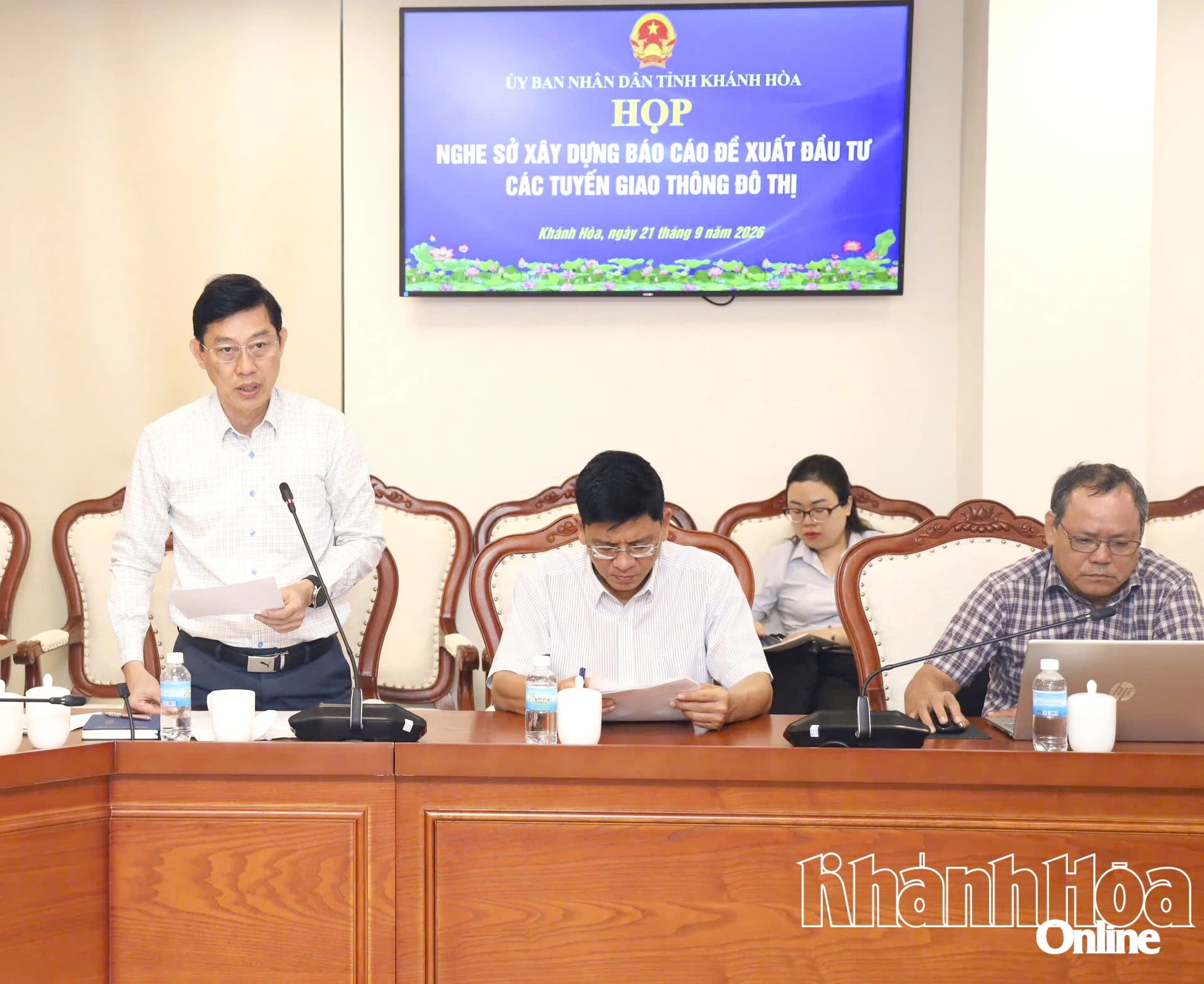 Lãnh đạo Sở Xây dựng báo cáo tại cuộc họp.