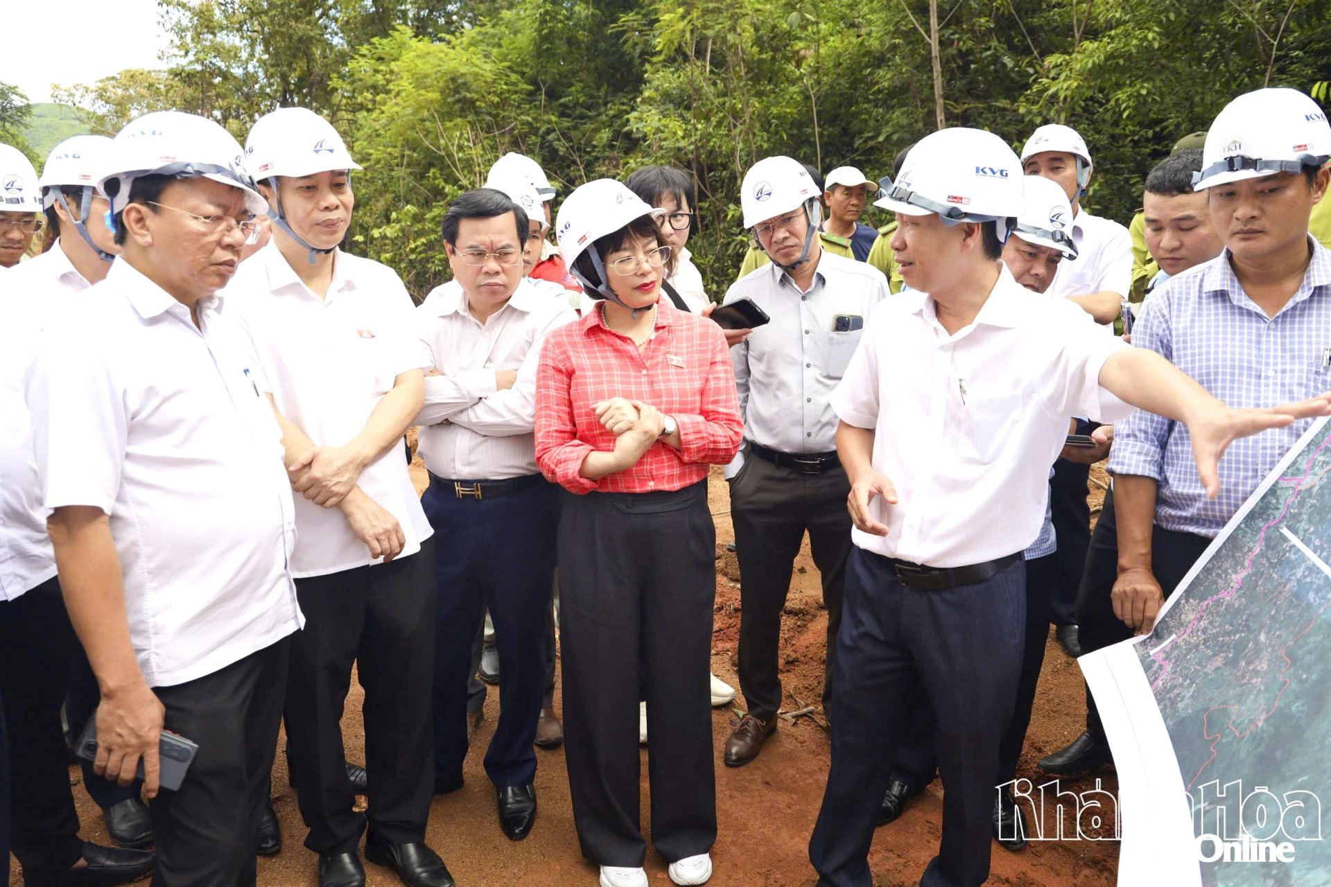 Lãnh đạo Ban Quản lý Dự án Đầu tư xây dựng các công trình nông nghiệp và giao thông tỉnh báo cáo tiến độ thực hiện Dự án Đường giao thông liên vùng Khánh Sơn - Khánh Vĩnh. 
