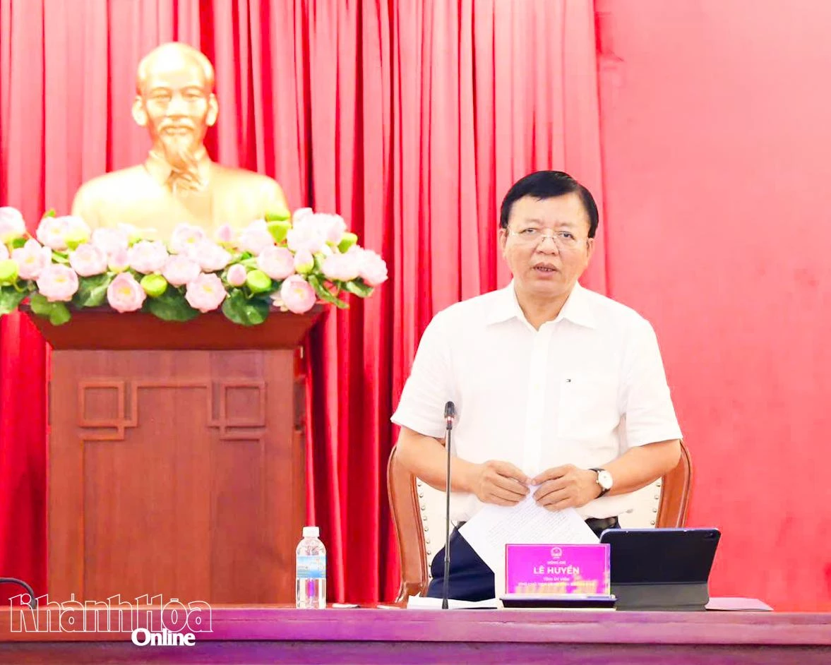 Đồng chí Lê Huyền phát biểu kết luận hội nghị.