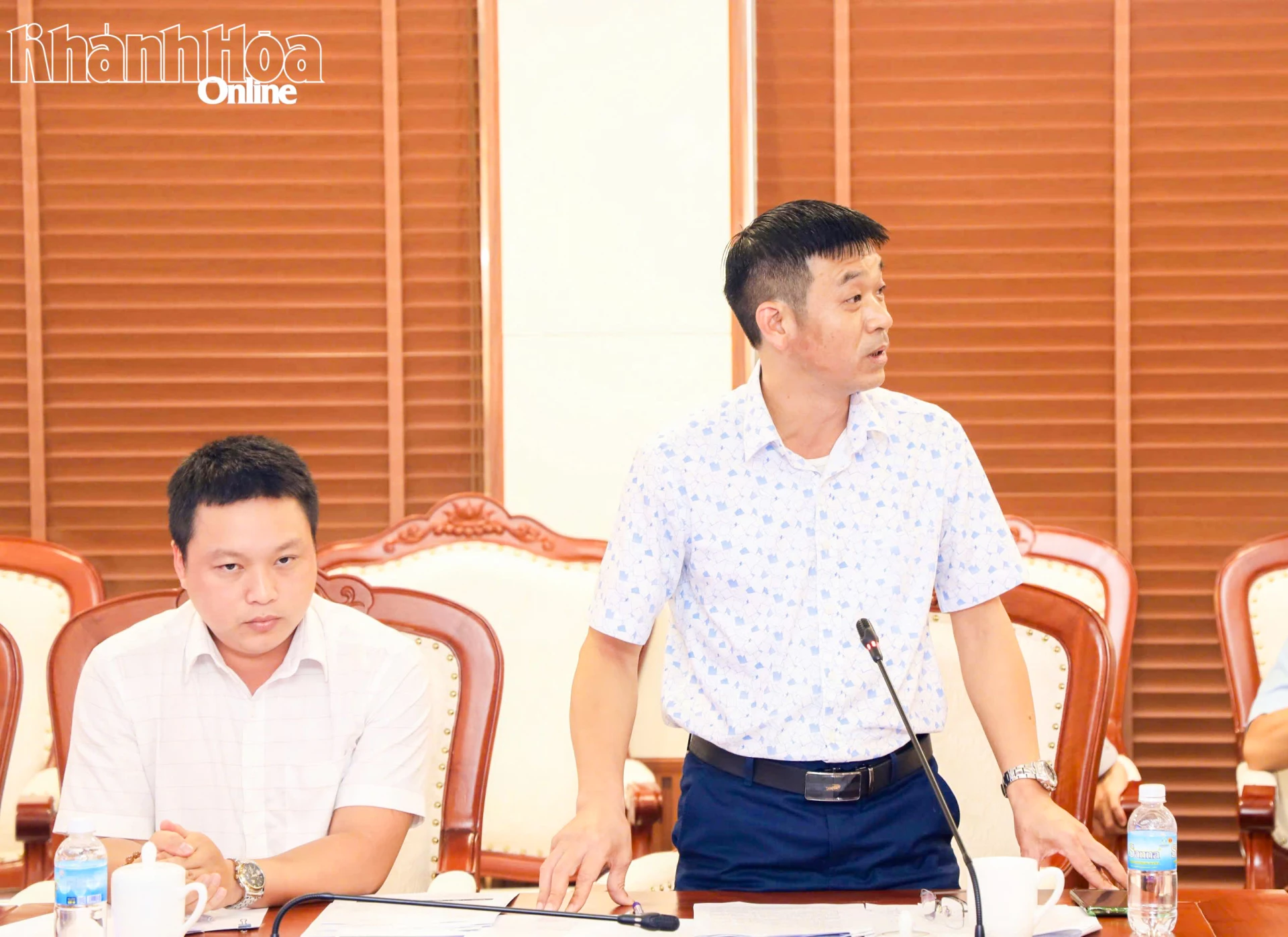 Lãnh đạo Ban Quản lý Khu kinh tế và Khu công nghiệp tỉnh giải đáp một số vướng mắc.