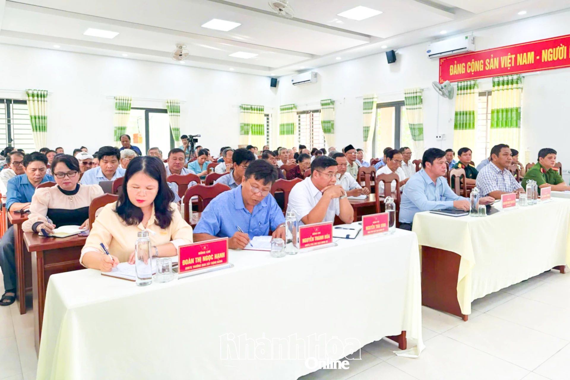 Quang cảnh hội nghị tiếp xúc cử tri.