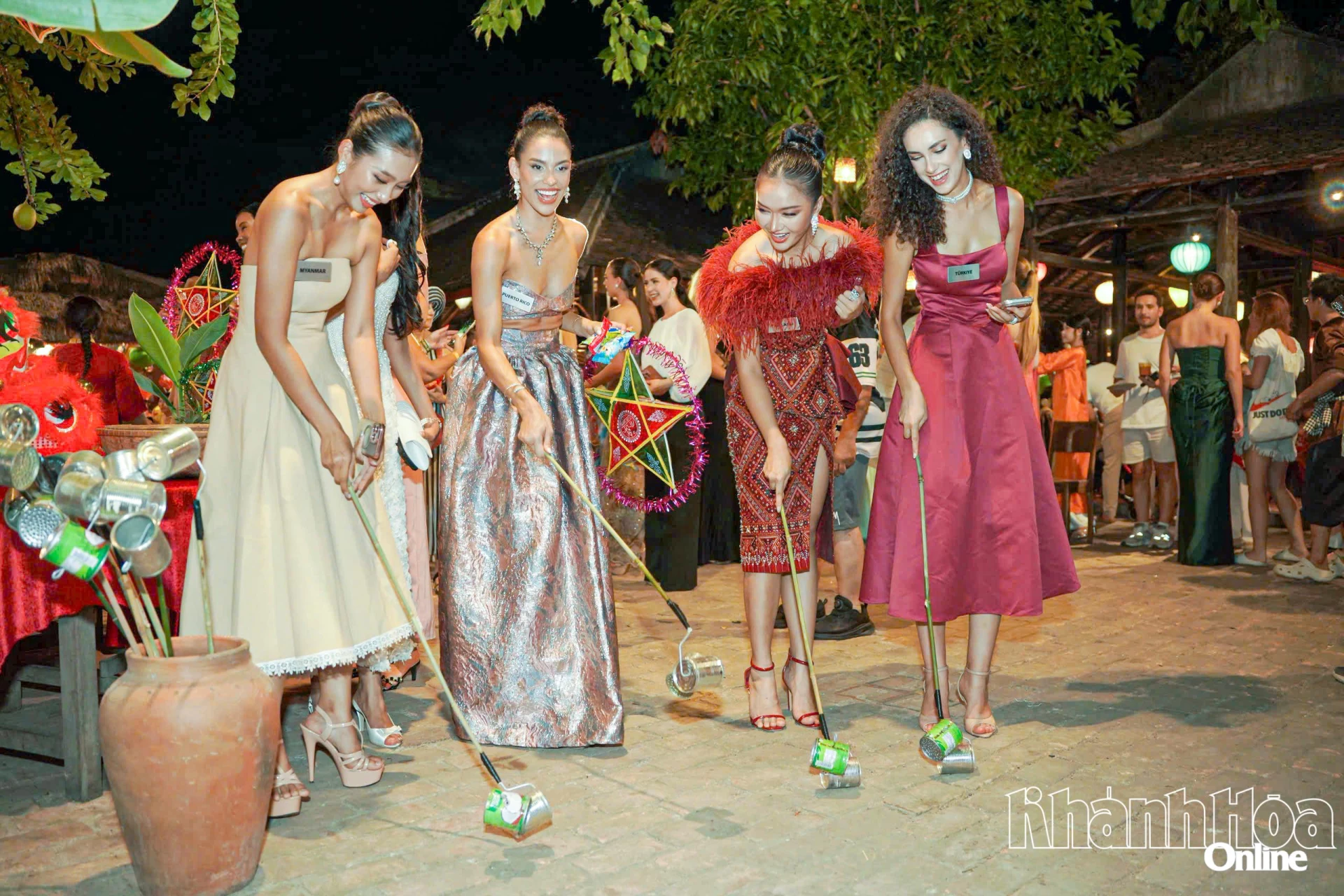Thí sinh Miss World 2026 trải nghiệm chơi đèn lon tại Làng nghề Nha Trang xưa. 