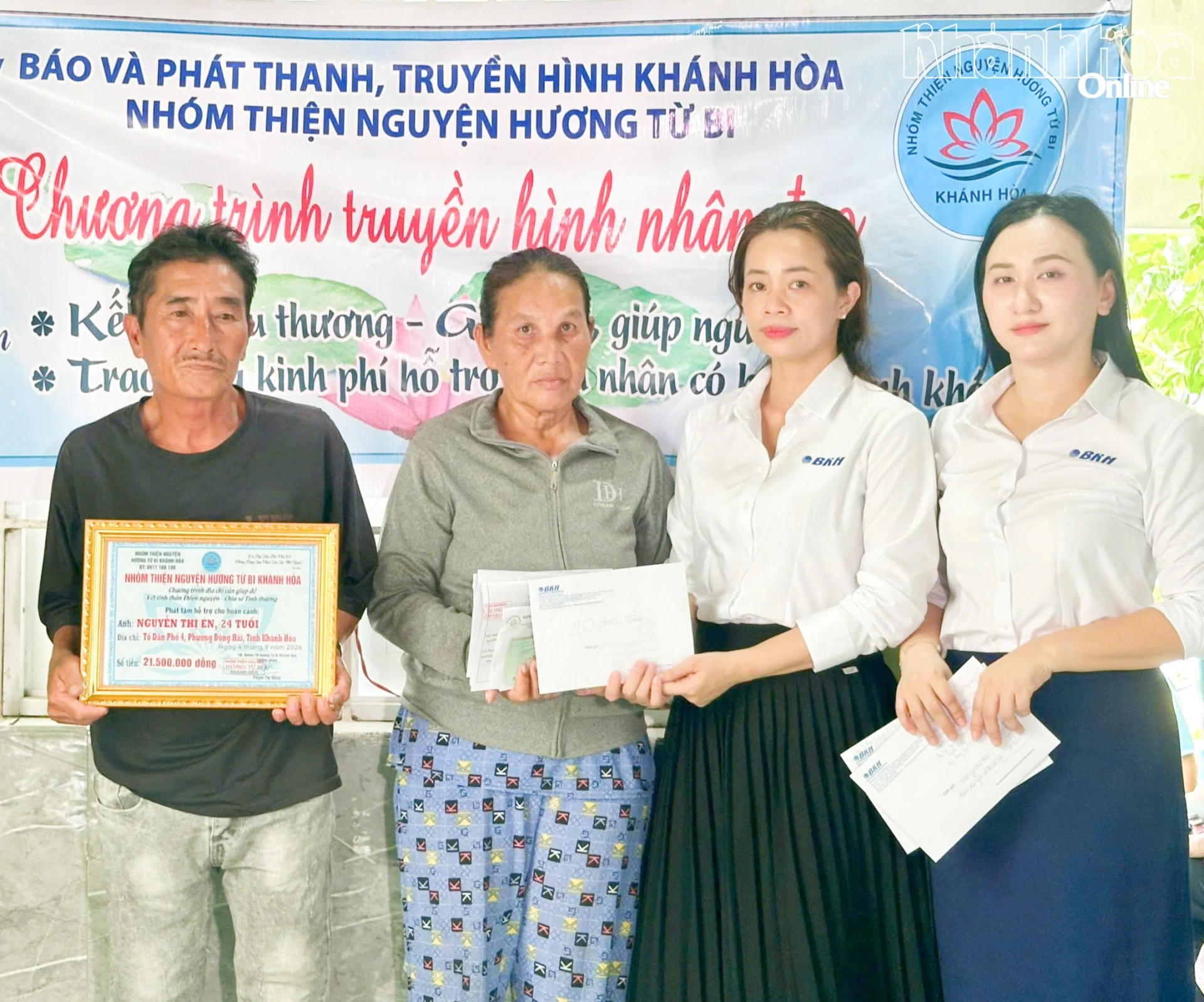 Đại diện Báo và Phát thanh, Truyền hình Khánh Hòa trao kinh phí hỗ trợ gia đình chị Nguyễn Thị Én.
