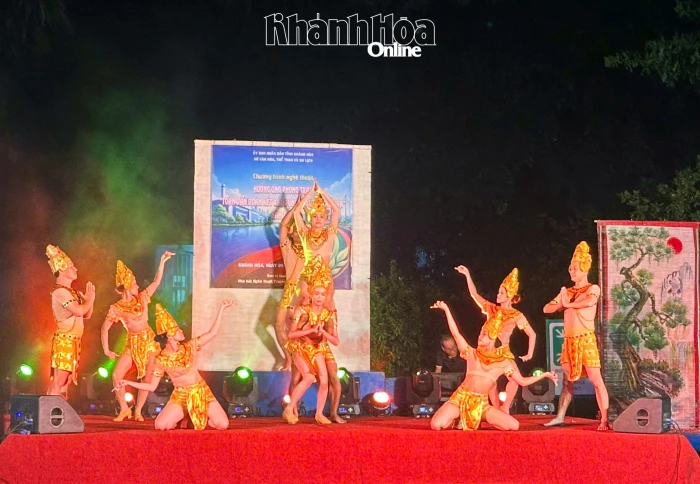 Đêm văn nghệ phục vụ công nhân, người lao động tại Cụm Công nghiệp Tháp Chàm