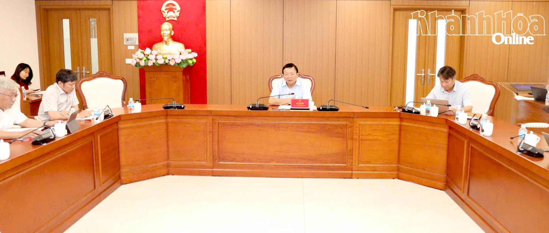 Phó Chủ tịch UBND tỉnh Lê Huyền chủ trì cuộc họp.