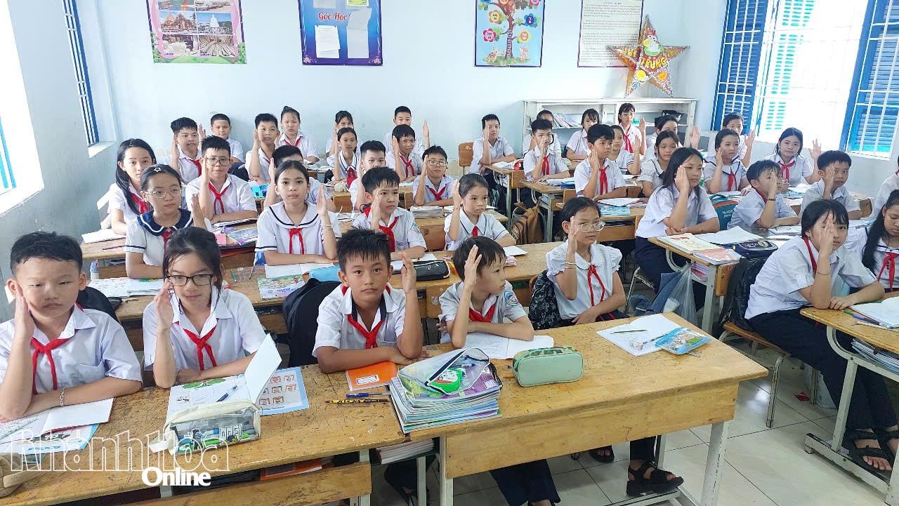 Học sinh lớp 5/5 Trường Tiểu học Bắc Nha Trang - Phân hiệu 4 trong giờ học ngoại ngữ. Ảnh V.H