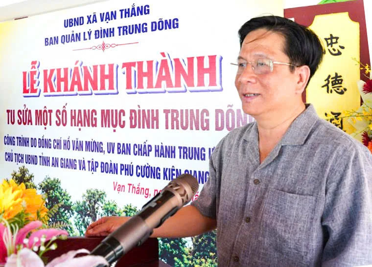 Đồng chí Hồ Văn Mừng phát biểu tại lễ khánh thành tu sửa đình Trung Dõng.