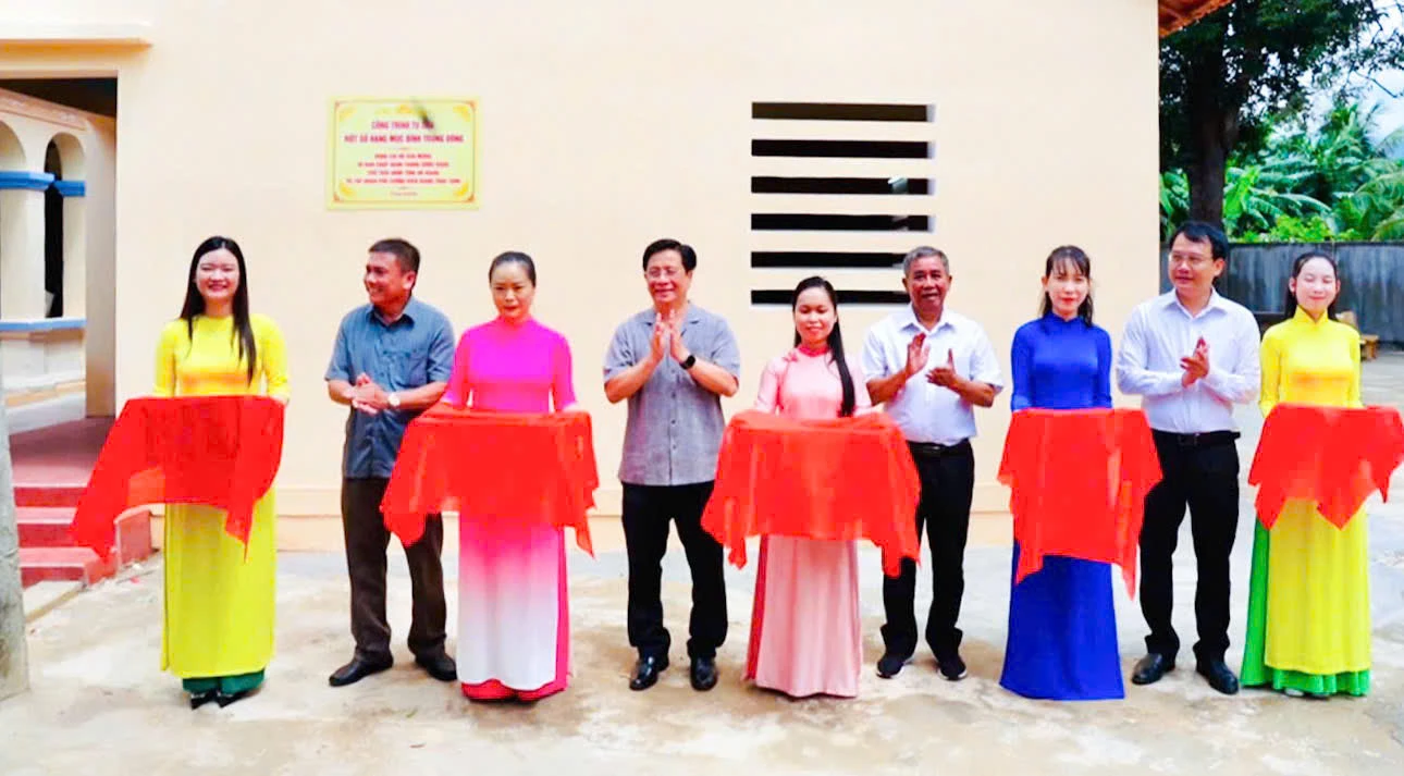 Đồng chí Hồ Văn Mừng và lãnh đạo xã Vạn Thắng thực hiện nghi thức cắt băng khánh thành công trình.