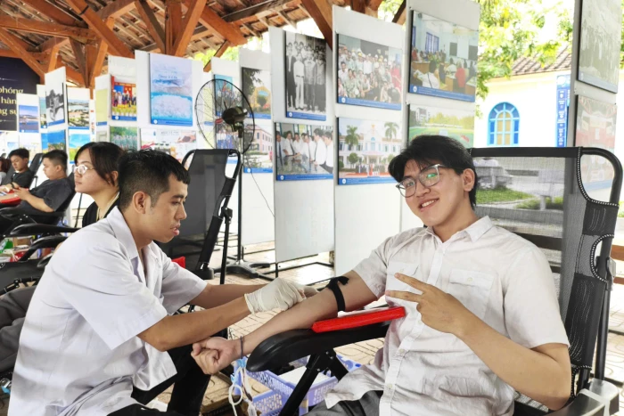Gần 300 cán bộ, giảng viên, sinh viên Trường Đại học Nha Trang tham gia hiến máu tình nguyện
