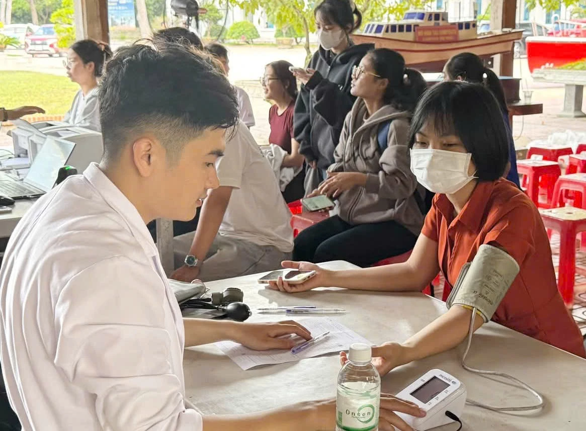 Người tham gia được kiểm tra sức khỏe trước khi hiến máu.