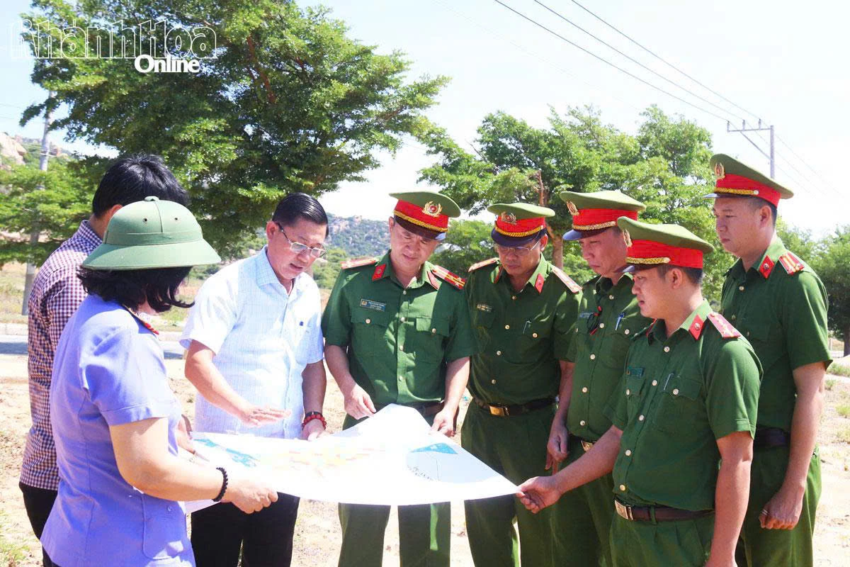 Chủ tịch UBND xã Phước Dinh Nguyễn Minh Tuấn (đứng thứ 3 từ trái qua phải) cùng cơ quan điều xác minh nguồn gốc đất tại Dự án Nhà máy điện hạt nhân Ninh Thuận 1.
