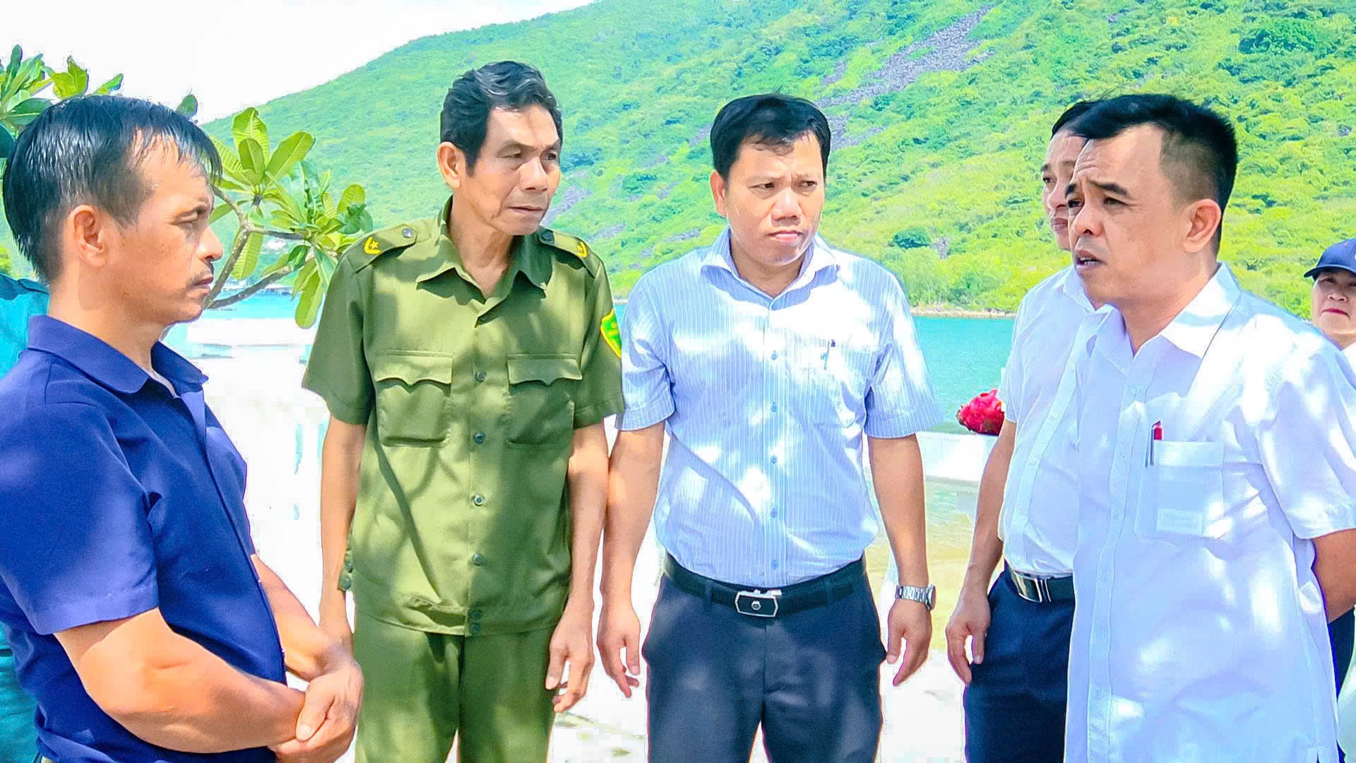Ông Nguyễn Thanh Sơn - Chủ tịch UBND phường Nha Trang (<em>bìa phải</em>) trò chuyện với người dân Tổ dân phố Bích Đầm.