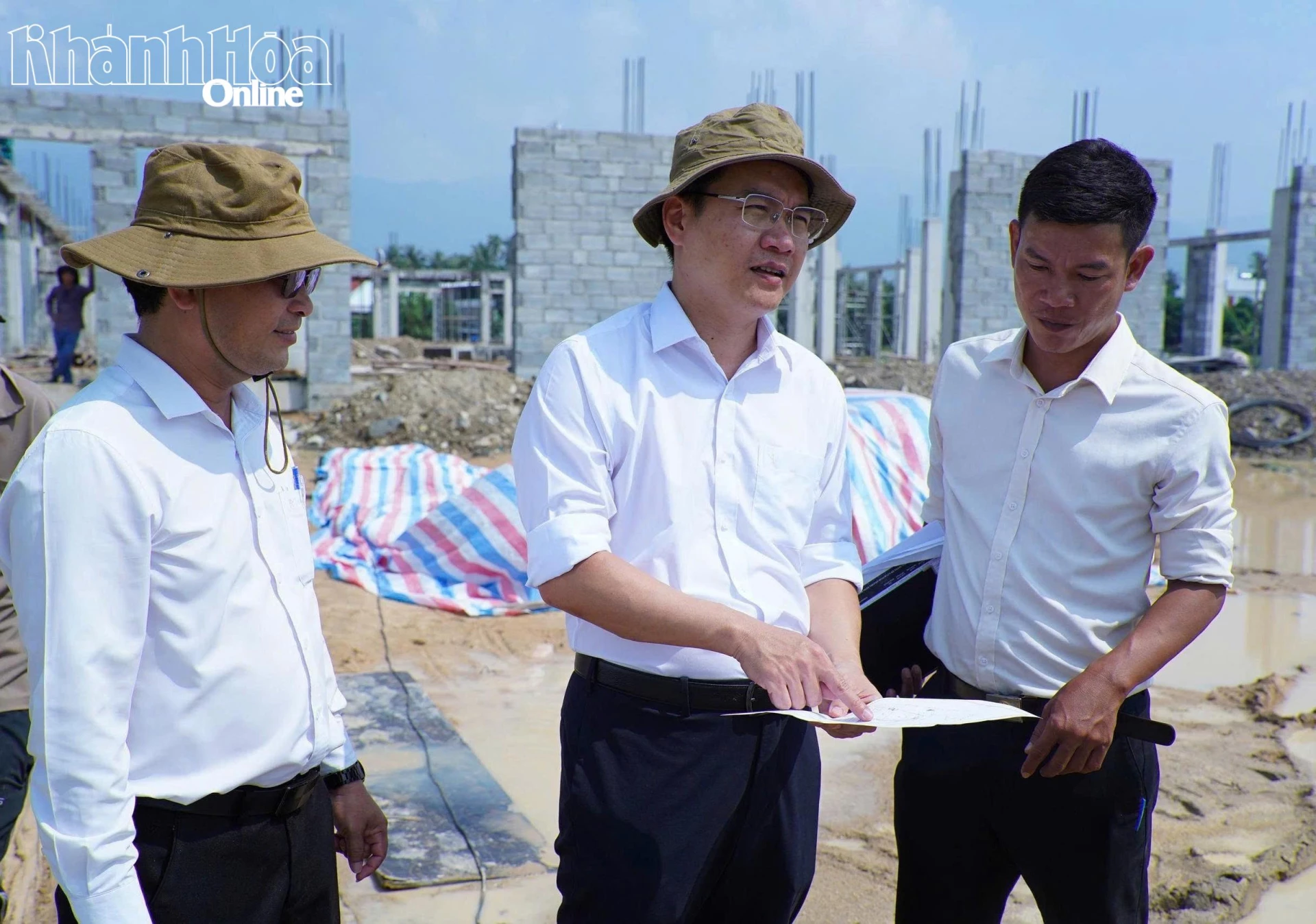Ông Mai Hữu Bảo Huy - Bí thư Đảng ủy xã Vạn Thắng (giữa) đi kiểm tra một số công trình xây dựng trên địa bàn xã.