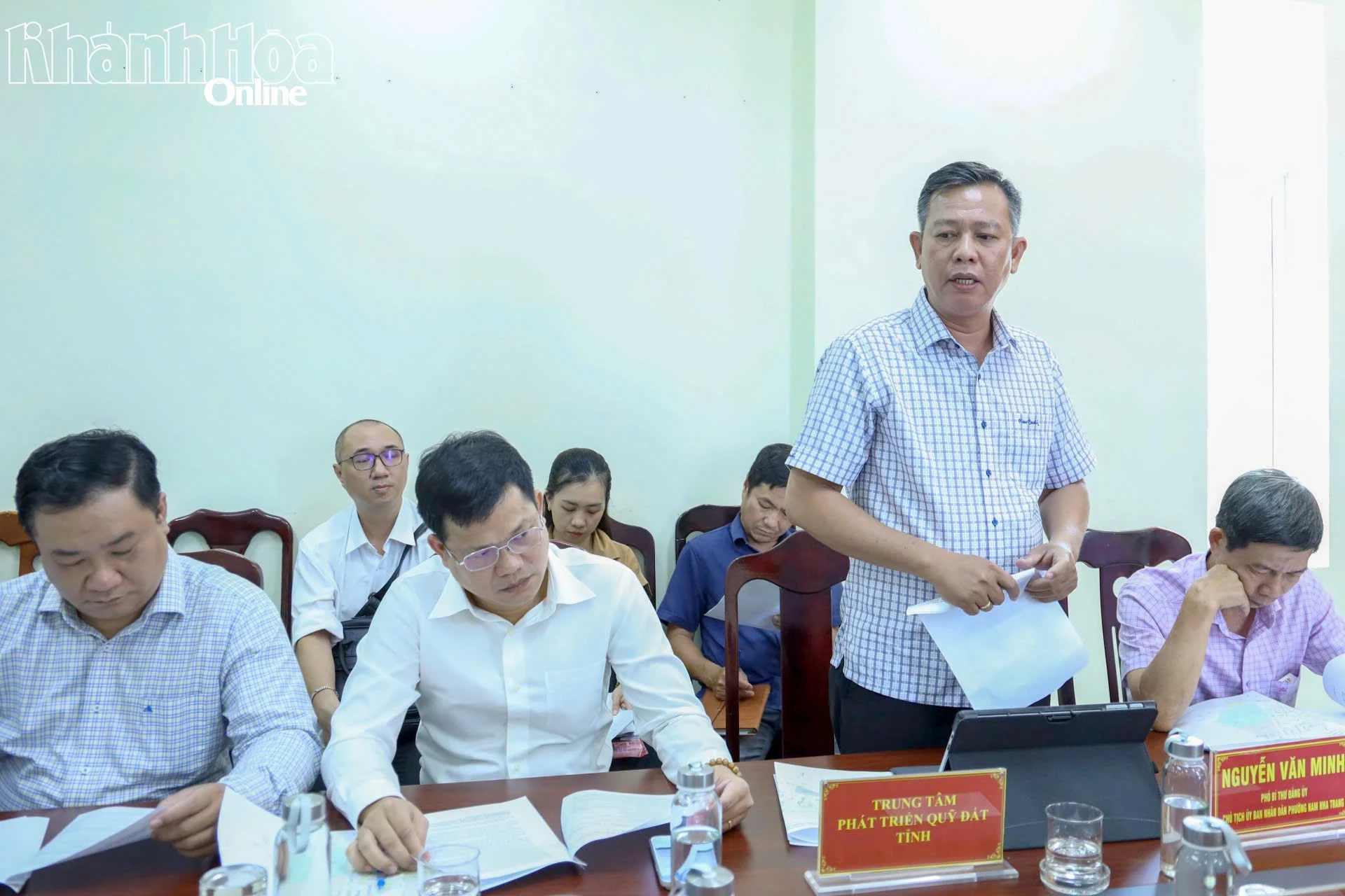 Ông Nguyễn Văn Thành - Phó Giám đốc phụ trách Trung tâm Phát triển quỹ đất tỉnh báo cáo công tác giải phóng mặt bằng phục vụ Dự án Xây dựng Bệnh viện Đa khoa tỉnh Khánh Hòa trở thành Bệnh viện khu vực Duyên hải Nam Trung Bộ tại phường Nam Nha Trang.