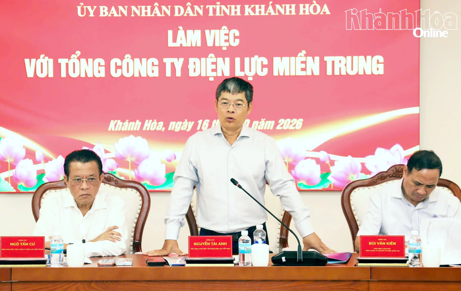 Lãnh đạo Tập đoàn Điện lực Việt Nam báo cáo tình hình cung ứng điện và triển khai thực hiện quy hoạch trên địa bàn tỉnh.