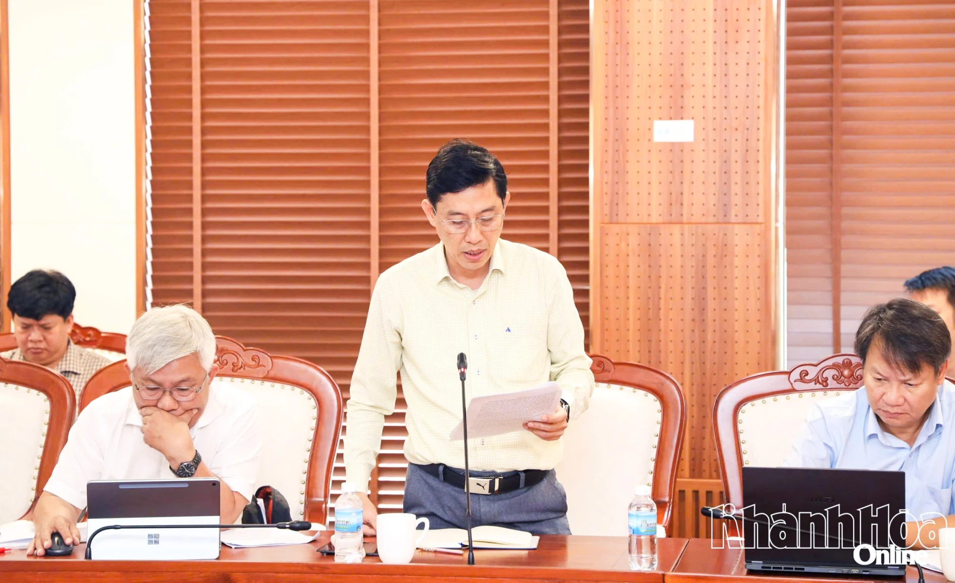 Lãnh đạo Sở Xây dựng báo cáo tại hội nghị.