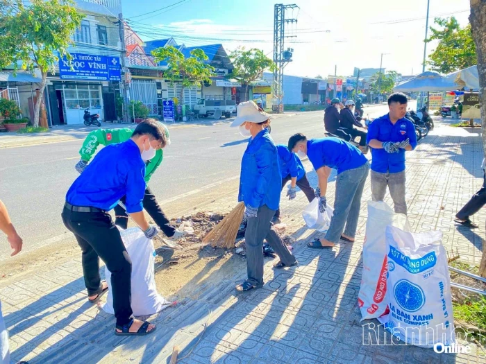 Xã Diên Thọ ra quân làm sạch môi trường