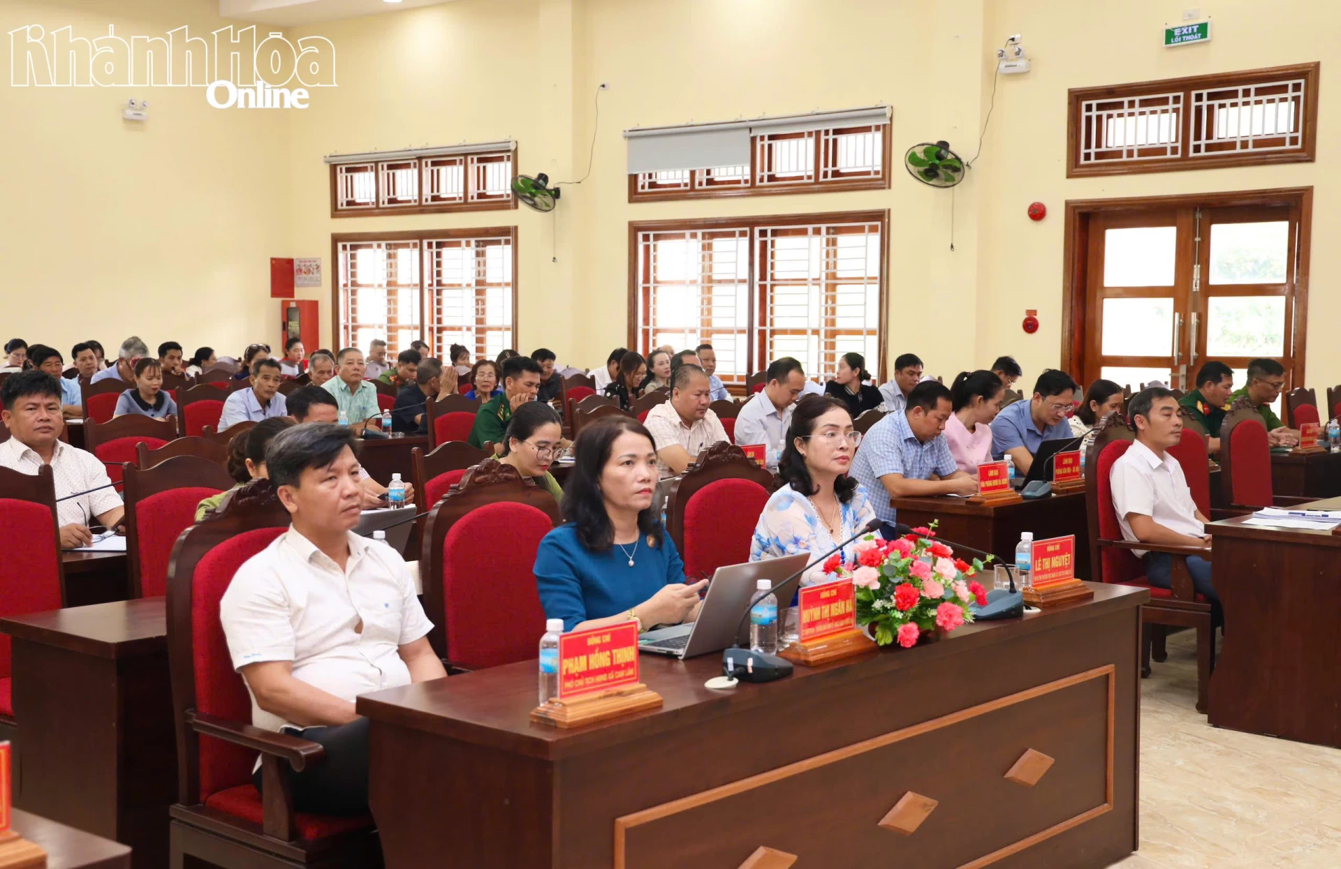 Lãnh đạo xã Cam Lâm và cử tri tham dự hội nghị