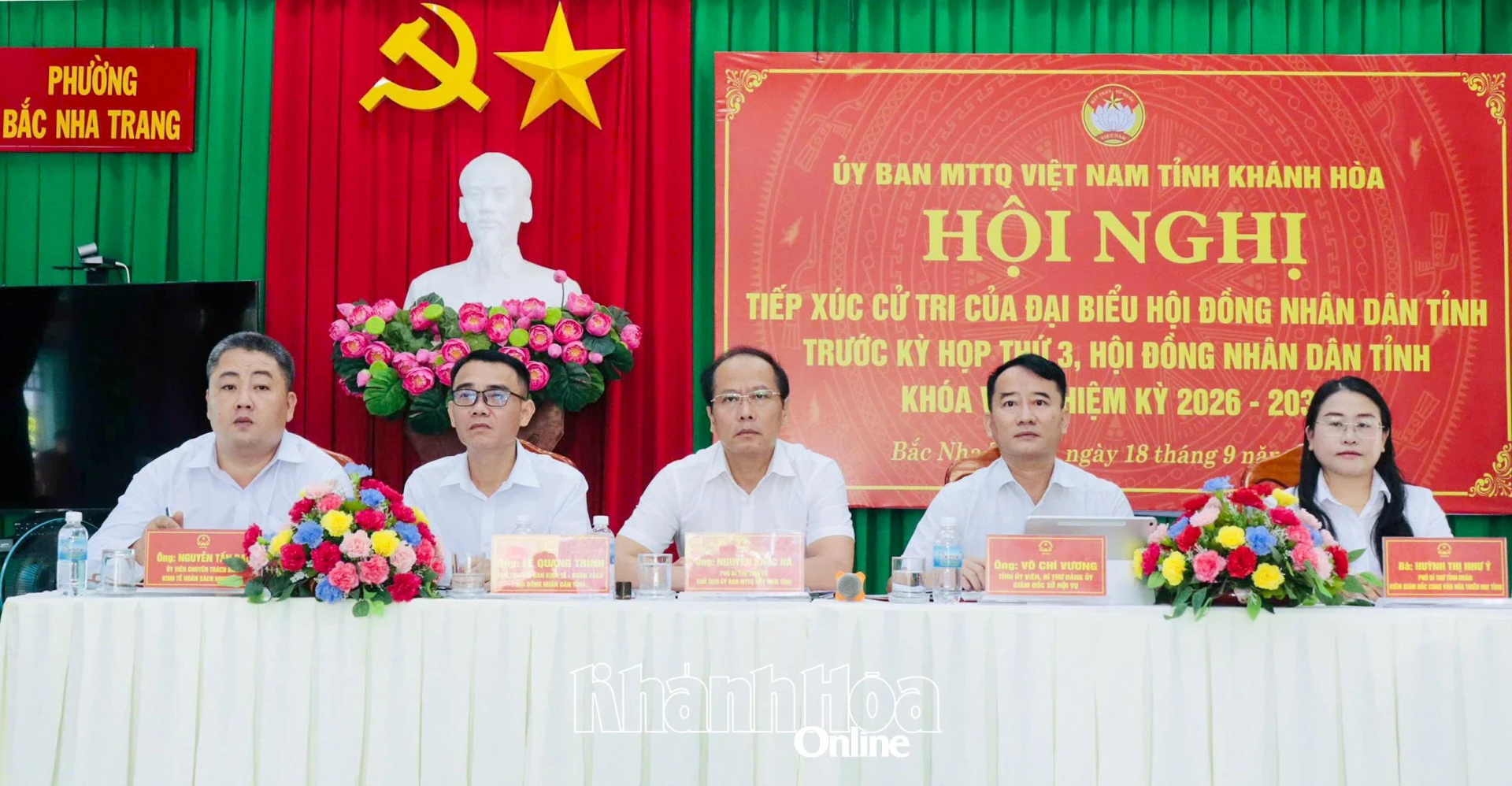 Đồng chí Nguyễn Khắc Hà và các đại biểu HĐND tỉnh tiếp xúc cử tri phường Bắc Nha Trang.